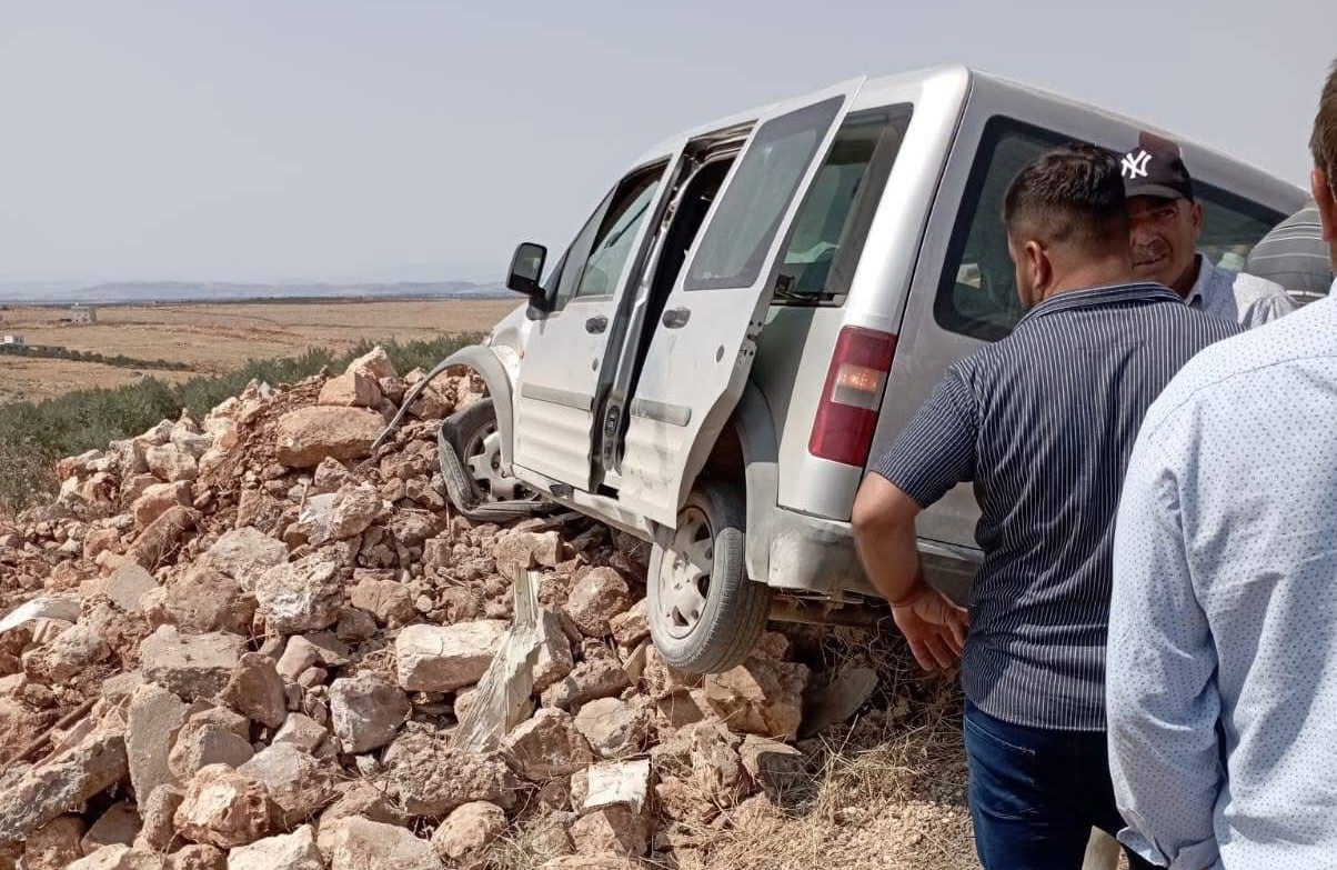 Hafif ticari araç kontrolden çıktı: 2 yaralı

