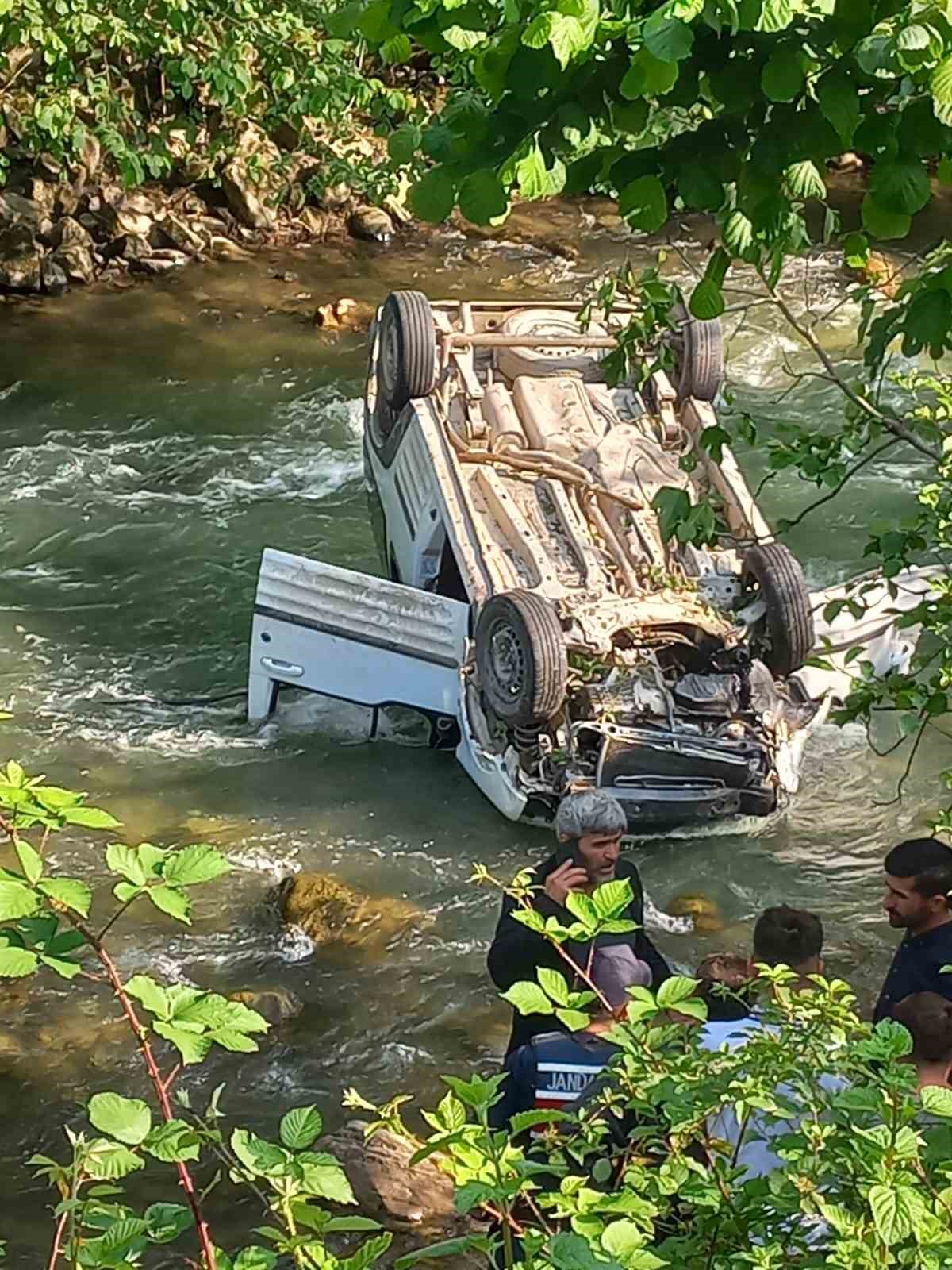 Araç dereye uçtu: 2 ölü, 1 yaralı
