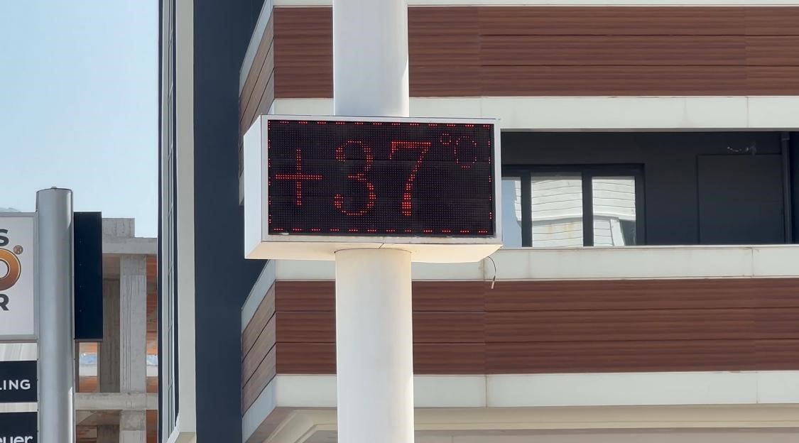 Marmaris’te bayram sıcaklığı: Tatilciler sahillere akın etti
