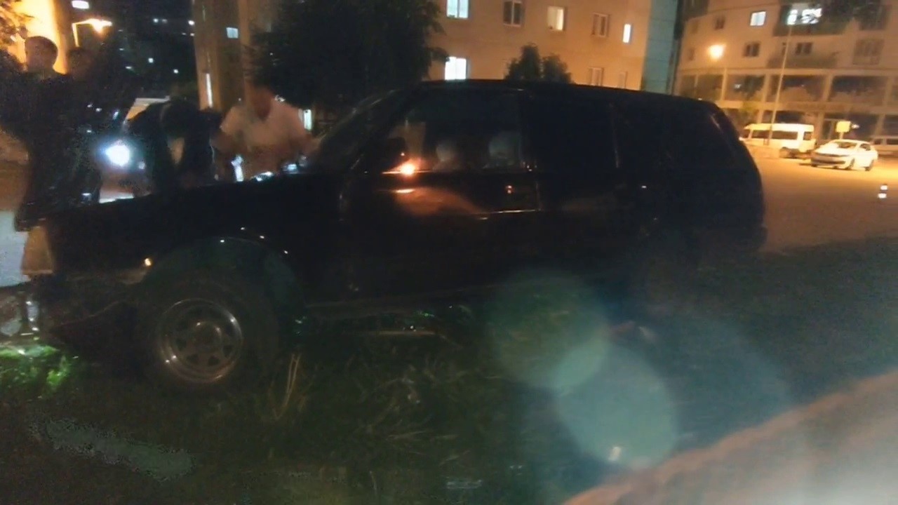 Kıontrolden çıkan otomobil refüje çıktı