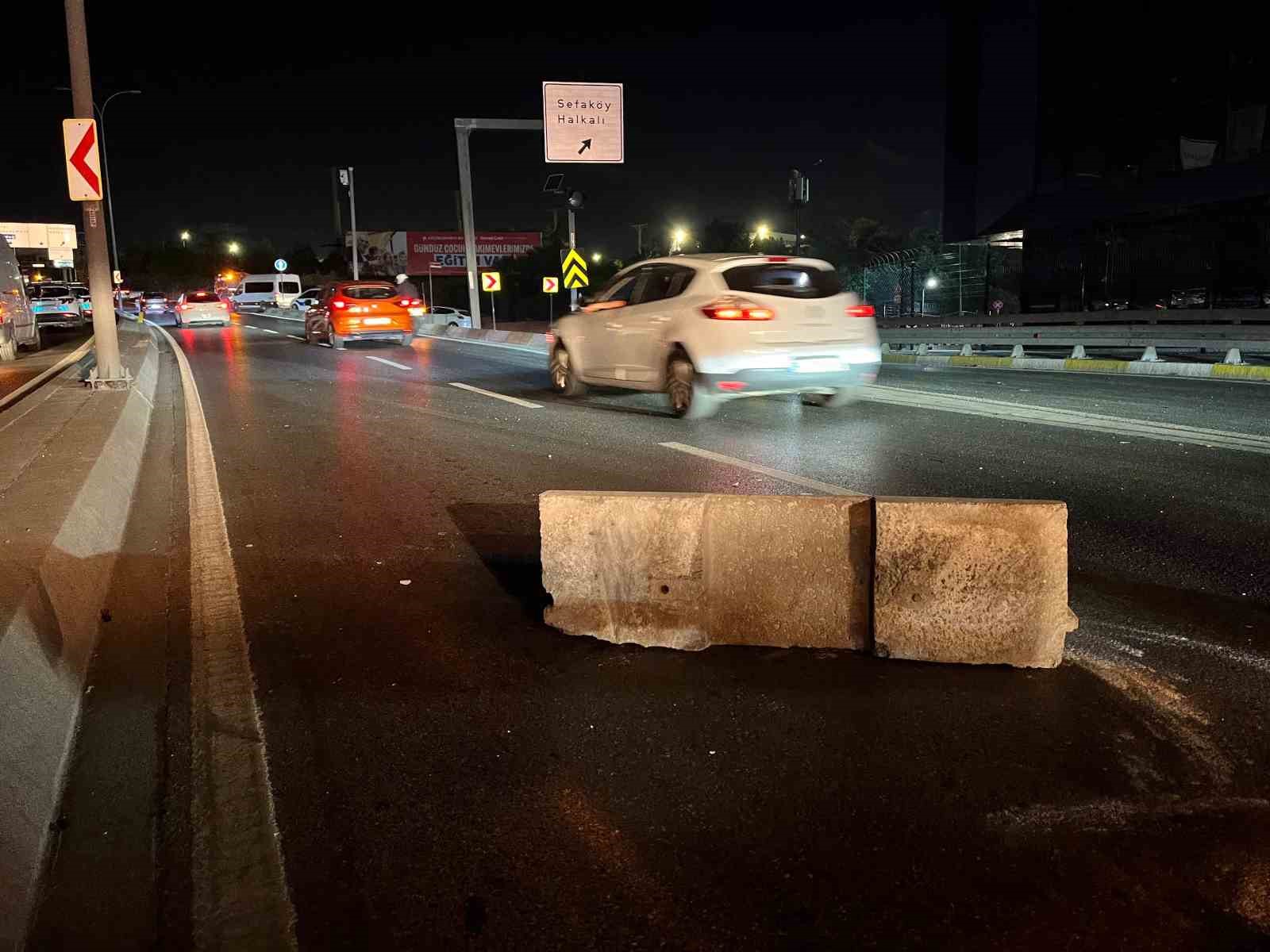 K&uuml;&ccedil;&uuml;k&ccedil;ekmece E-5&rsquo;te beton bariyere &ccedil;arpan otomobil yan yola girdi
