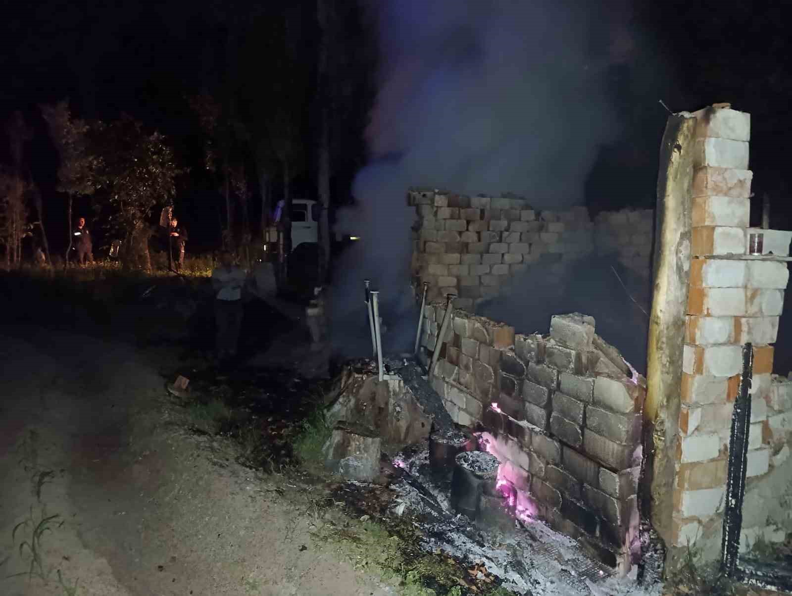 Çankırı’da kavak ağaçları ve baraka alevlere teslim oldu