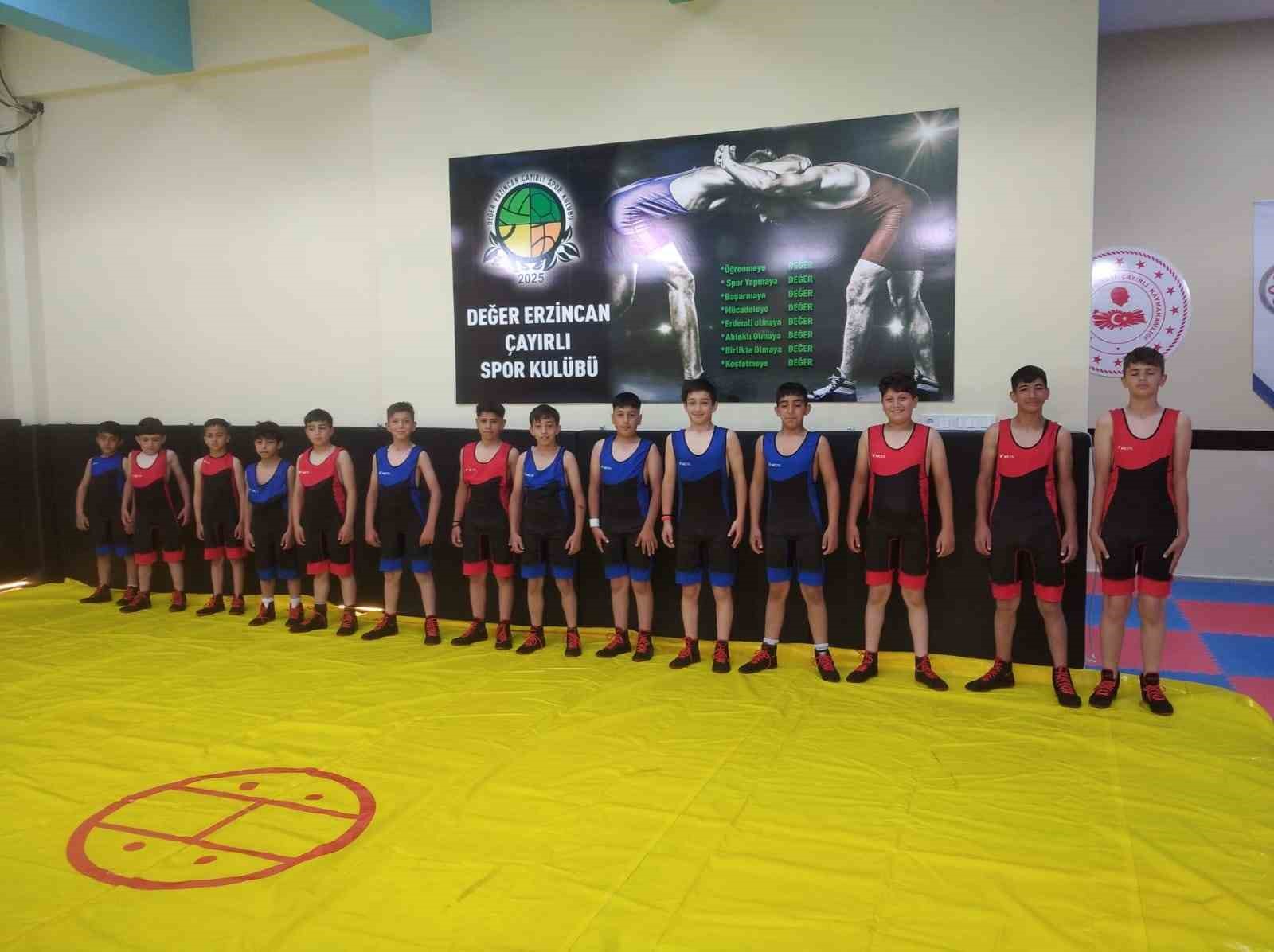 Değer Erzincan Çayırlı Spor Kulübü’nün güreşçileri istedikleri forma ve spor ayakkabılarına kavuştu