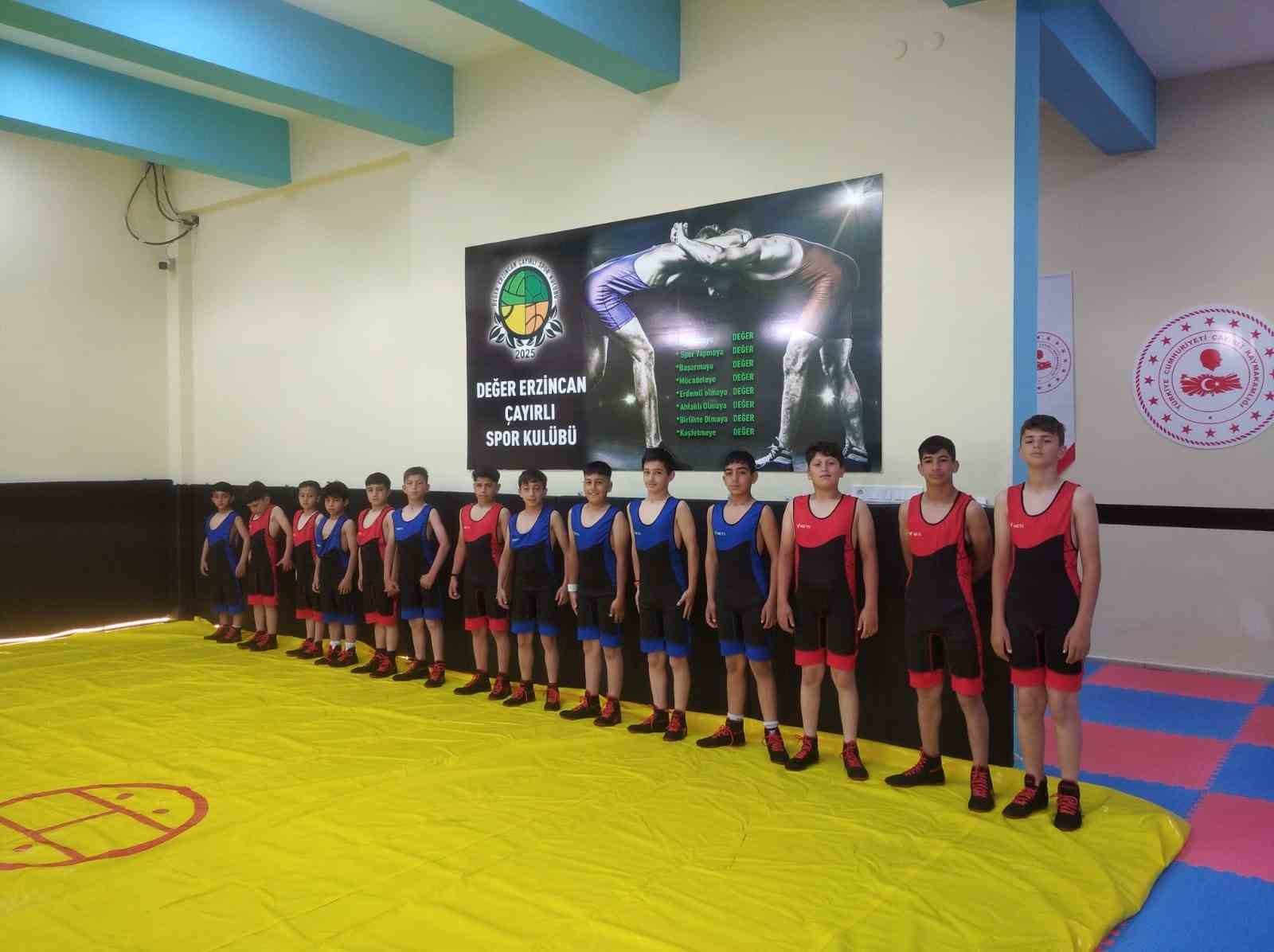 Değer Erzincan Çayırlı Spor Kulübü’nün güreşçileri istedikleri forma ve spor ayakkabılarına kavuştu