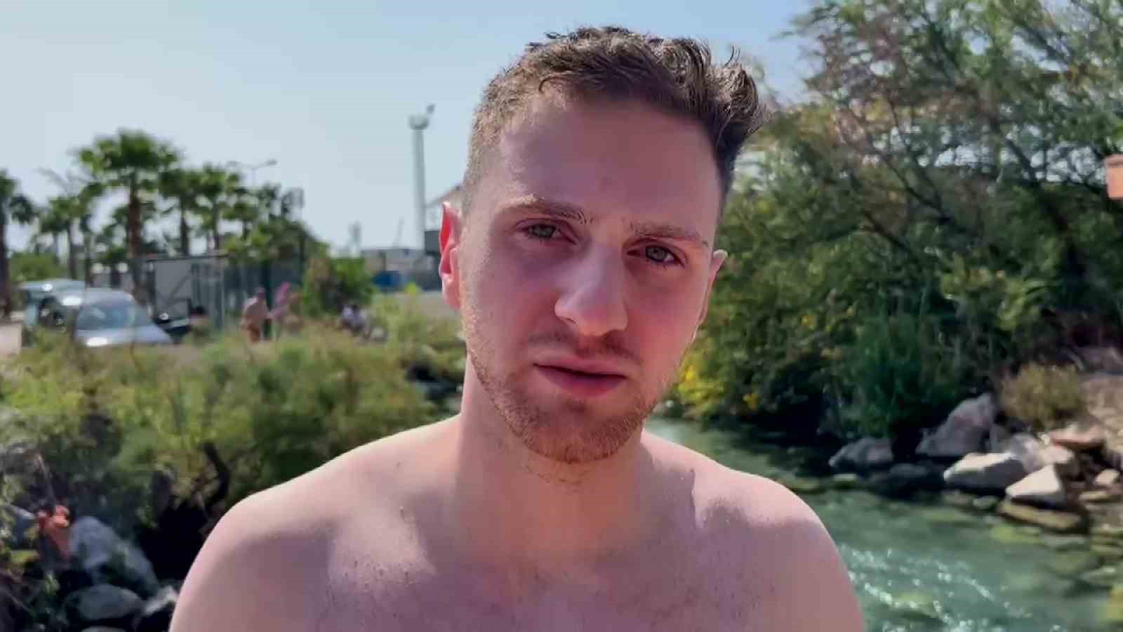 Bayram tatilini fırsat bilen vatandaşlar, doğal kaynak suyunda y&uuml;zerek serinledi
