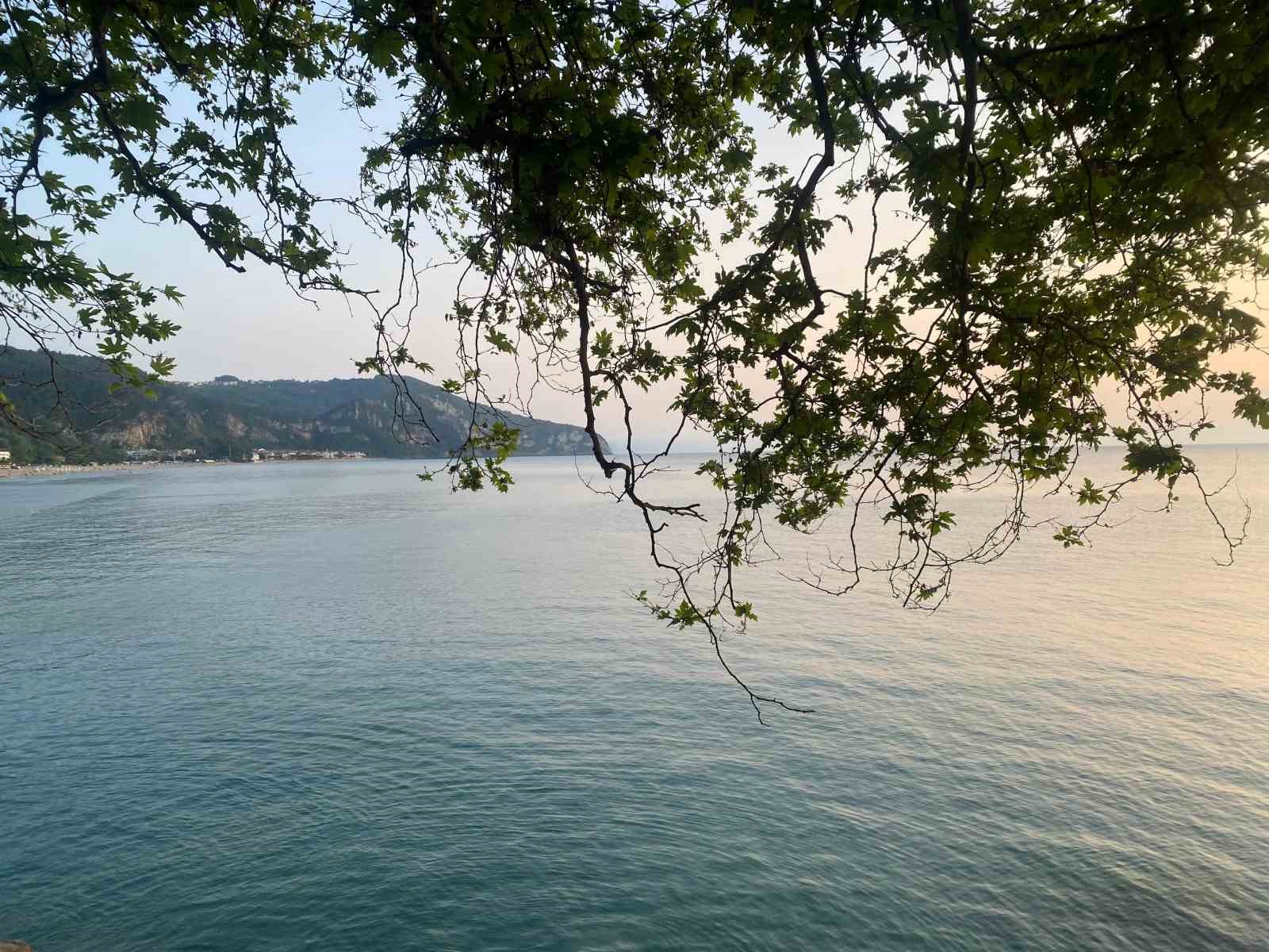 Tatil k&ouml;y&uuml; İnkumu, bayramın ilk g&uuml;n&uuml;n&uuml; sakin ge&ccedil;irdi
