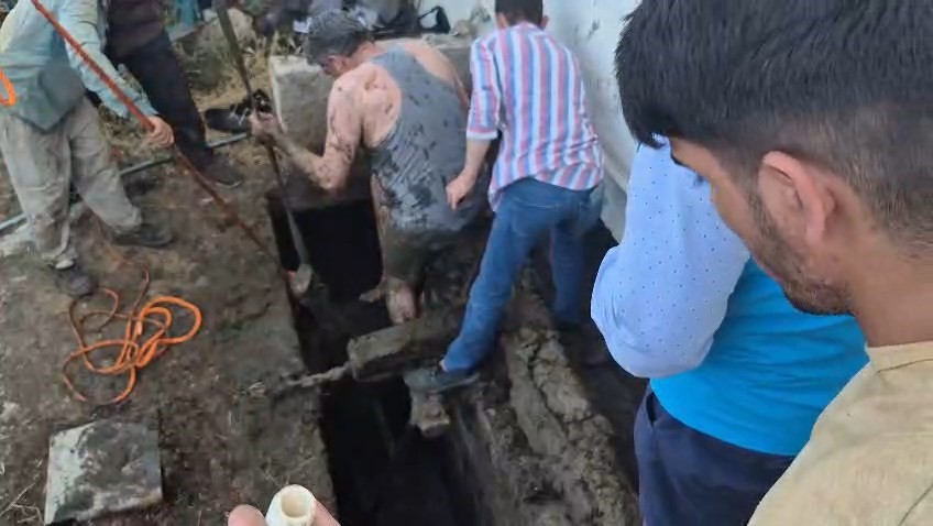 Bağını kopararak foseptik çukuruna düşen boğa kurtarıldı