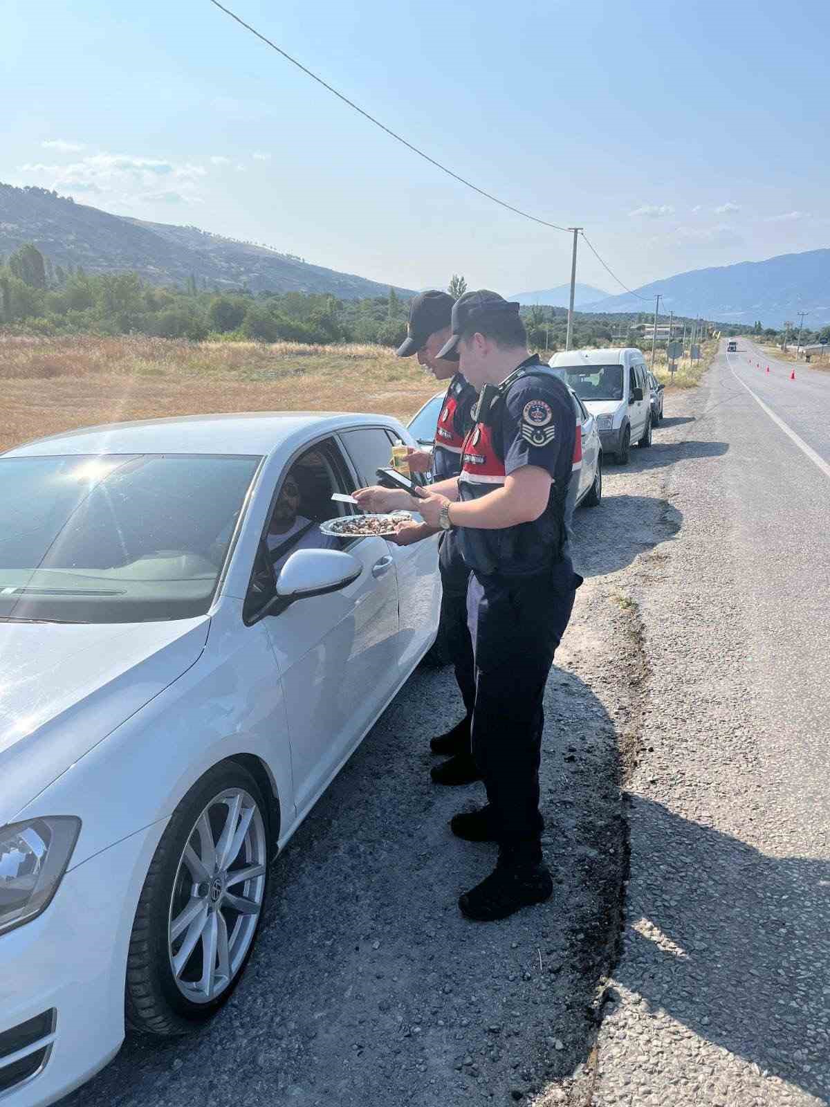 Karacasu&rsquo;da jandarmadan emniyet kemeri ve hız uyarısı
