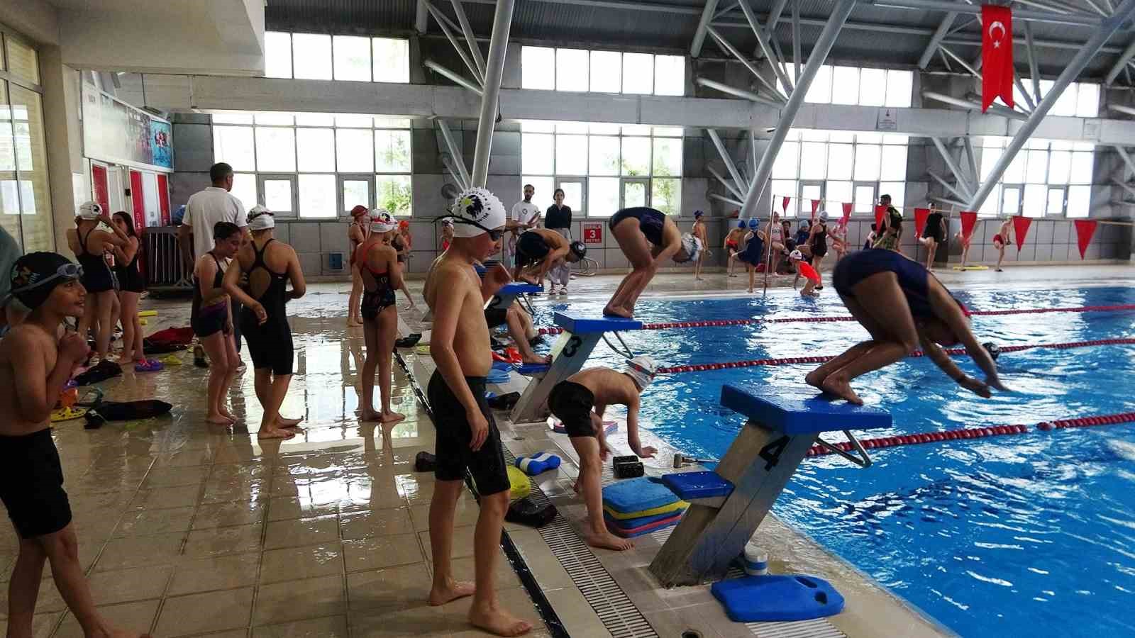 Van’da yüzme havuzuna yoğun ilgi
