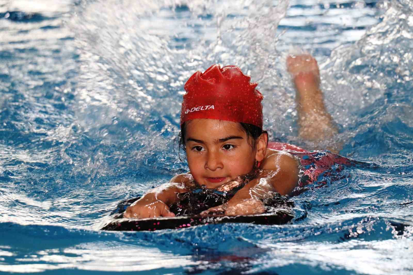 Van’da yüzme havuzuna yoğun ilgi