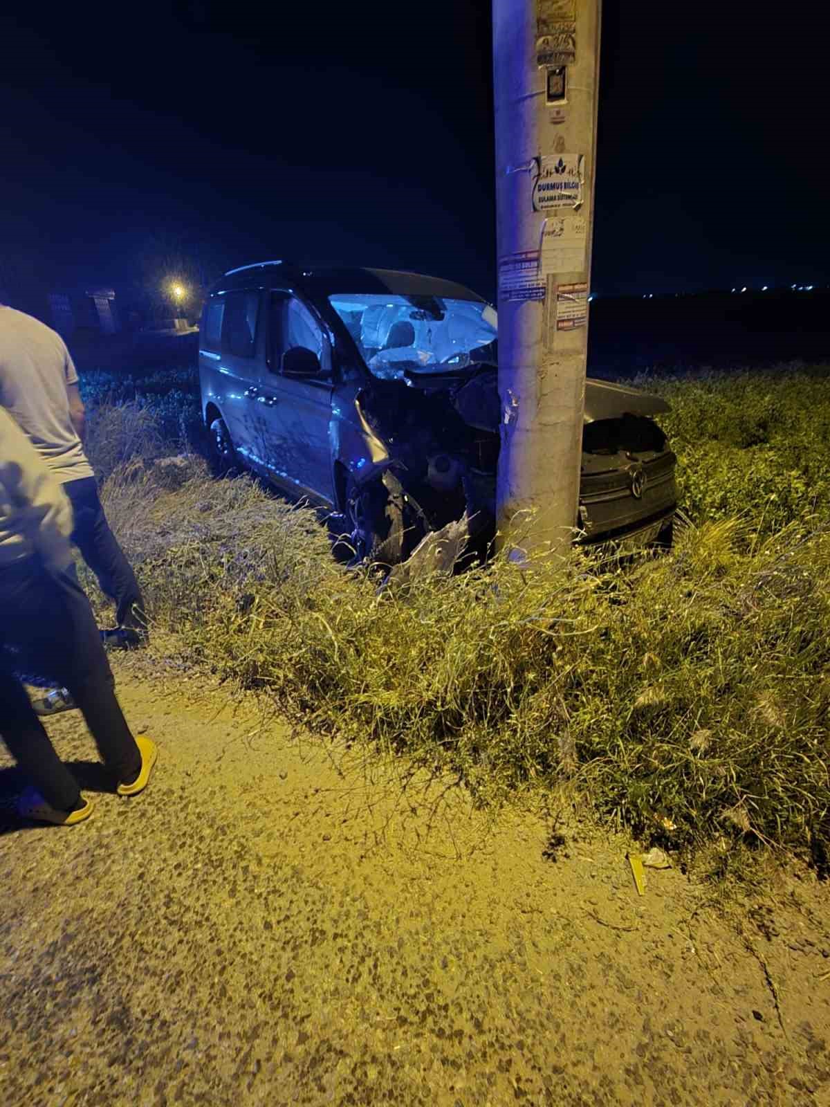 Karapınar’da otomobil beton direğe çarptı: 5 yaralı