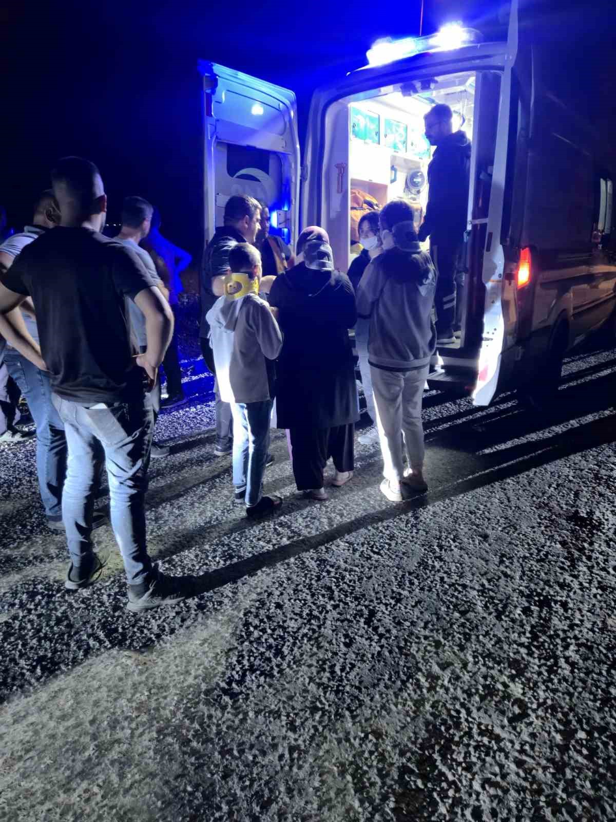 Karapınar&rsquo;da otomobil beton direğe &ccedil;arptı: 5 yaralı
