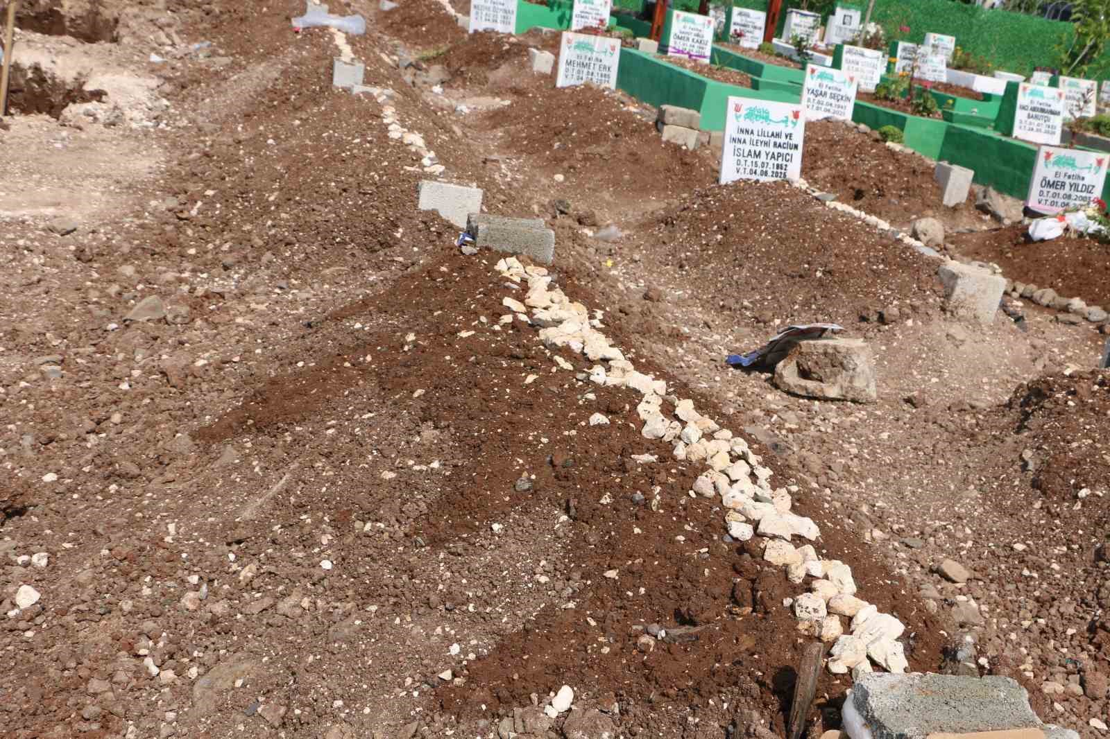 Yangında hayatını kaybeden anne ve 3 çocuğunun mezarı vatandaşlar tarafından ziyaret ediliyor