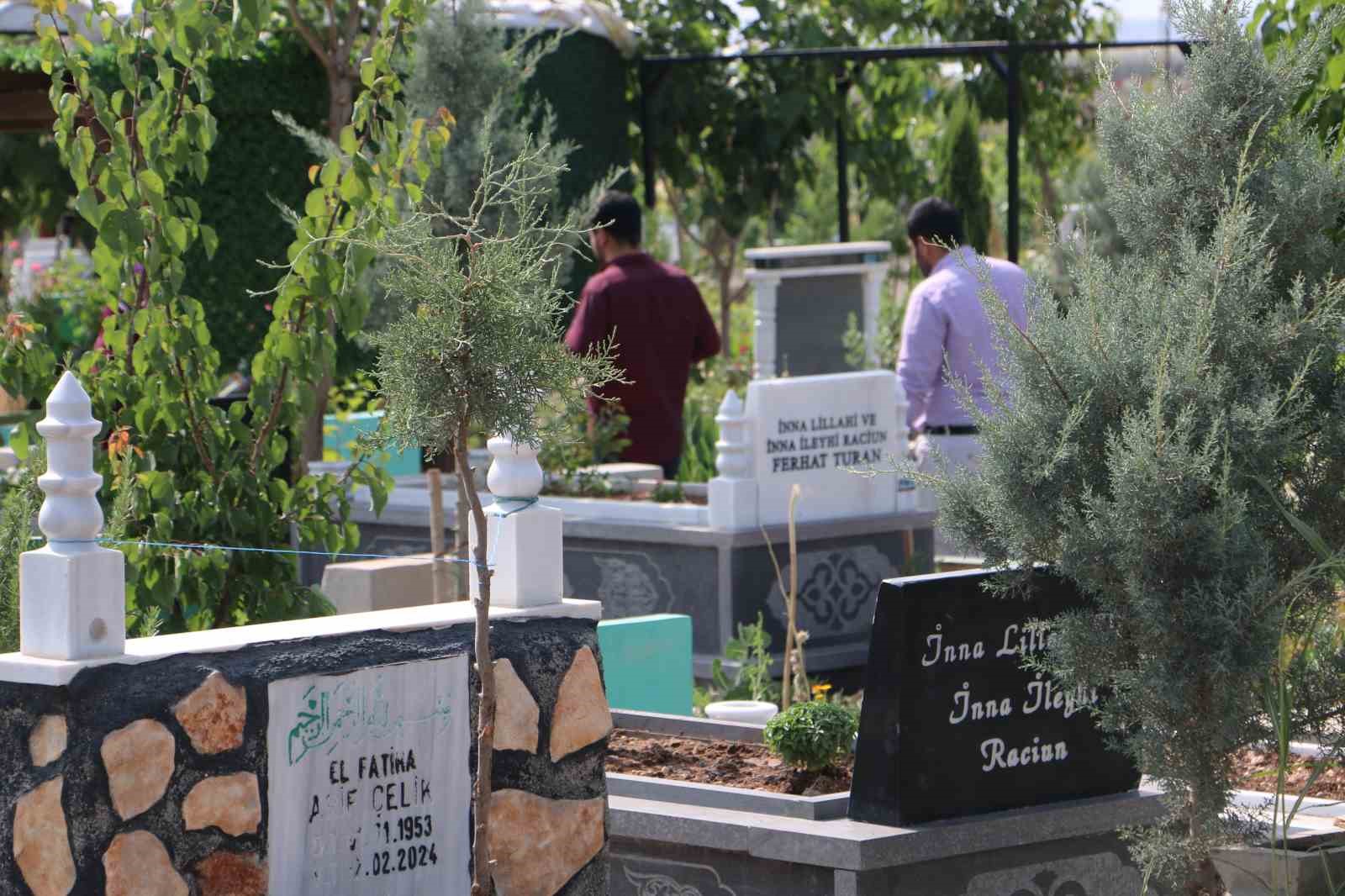 Yangında hayatını kaybeden anne ve 3 &ccedil;ocuğunun mezarı vatandaşlar tarafından ziyaret ediliyor
