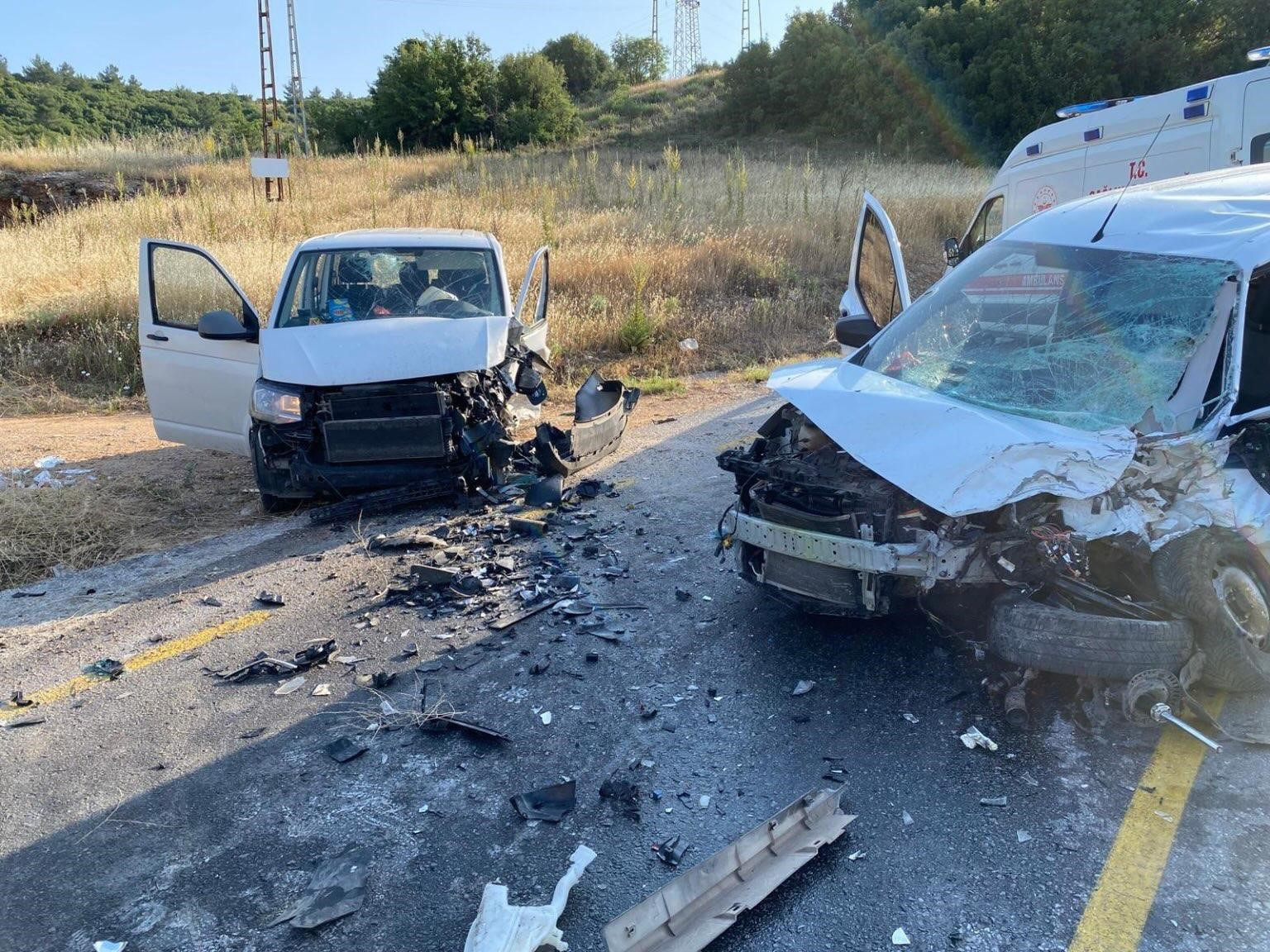 Menteşe’de ticari araçlar çarpıştı: 3 ağır yaralı