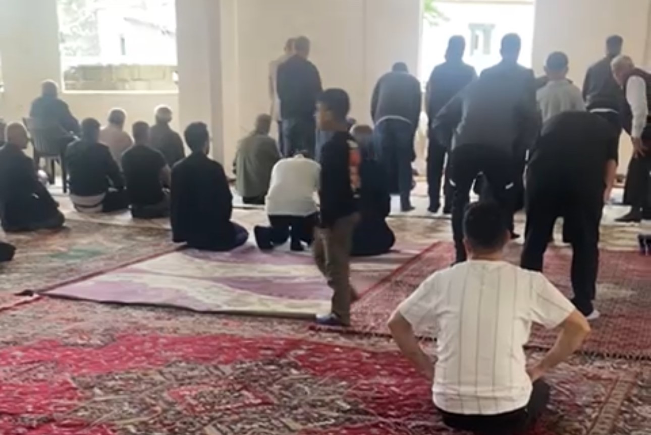 10 yıl sonra ilk namaz: Yarım yamalak camide bayram coşkusu