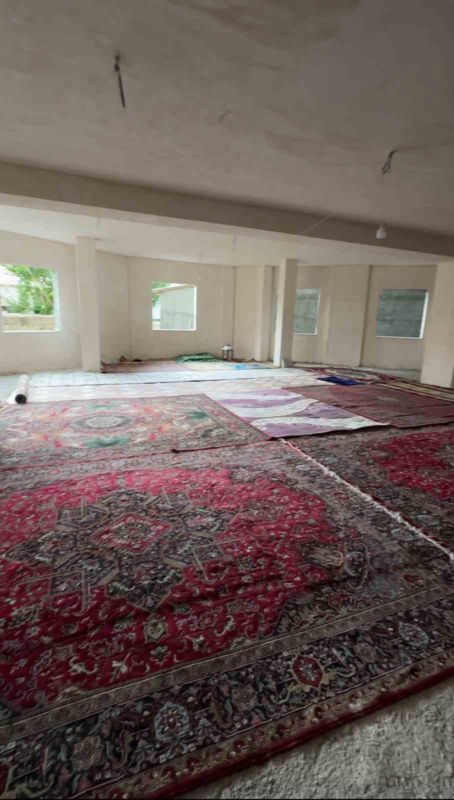 10 yıl sonra ilk namaz: Yarım yamalak camide bayram coşkusu
