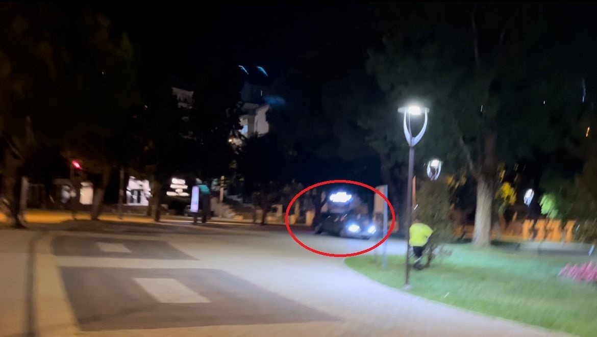 Uygulamayı g&ouml;r&uuml;nce kaldırıma &ccedil;ıktı, yine ka&ccedil;amadı
