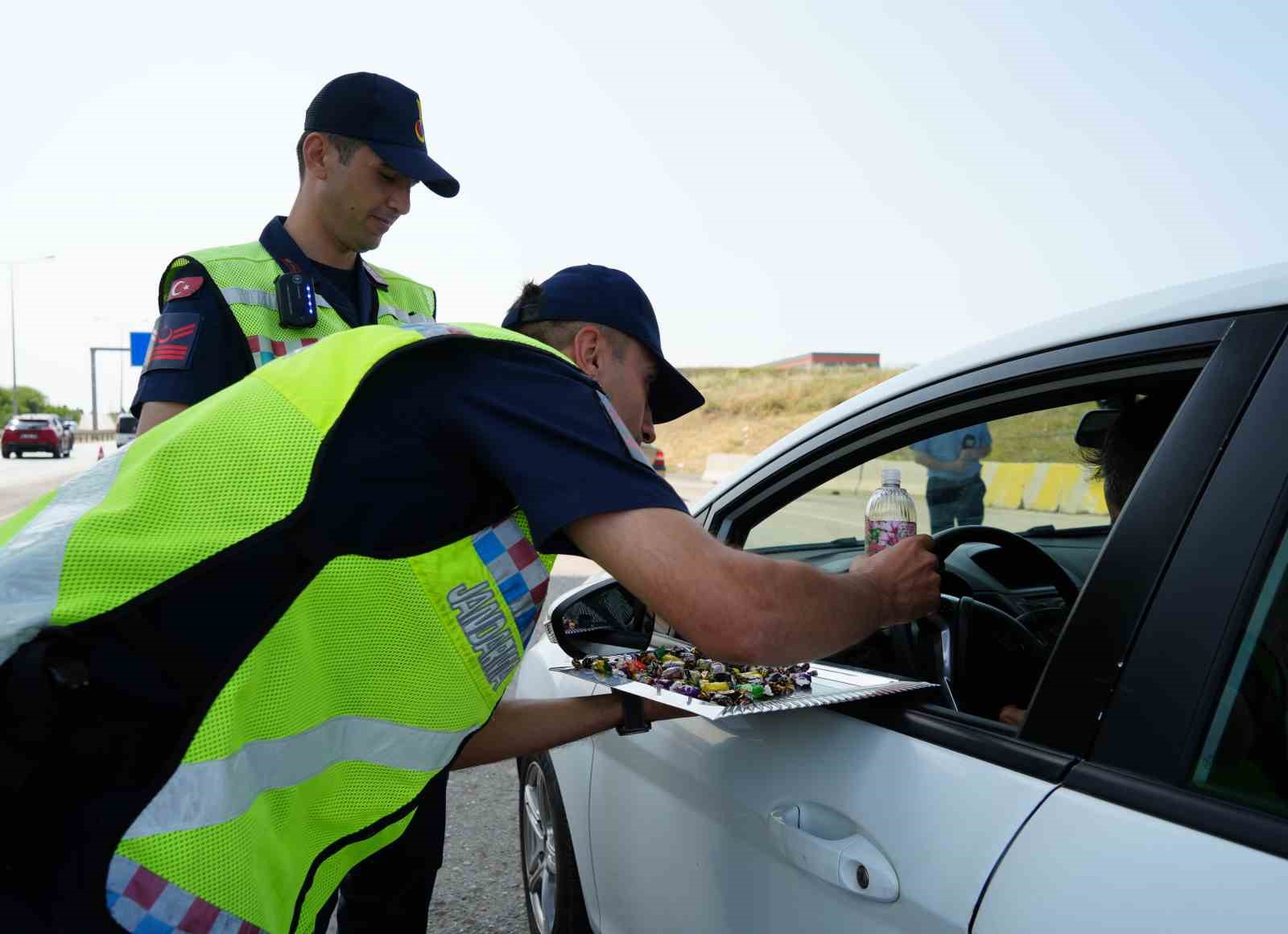 43 ilin ge&ccedil;iş g&uuml;zergahında bayram hareketliliği: Uygulama noktalarında şeker ve kolonya ikram edildi
