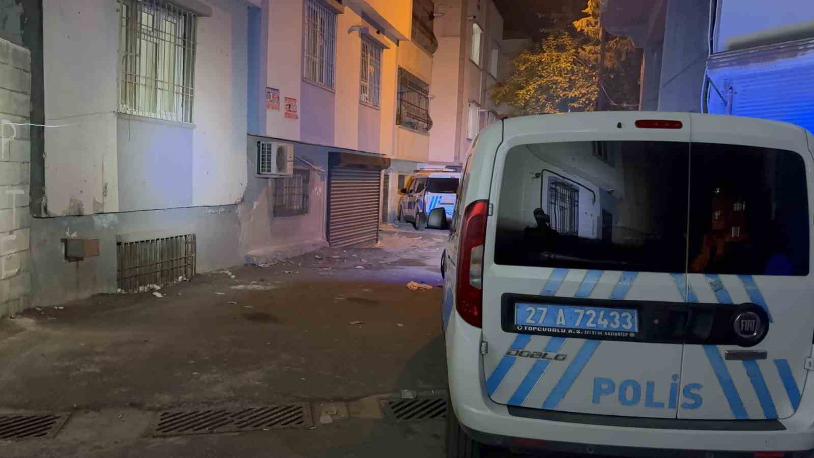 Kilitli odada &ouml;l&uuml; bulunan anne ve kızının cenazeleri yakınlarına teslim edildi
