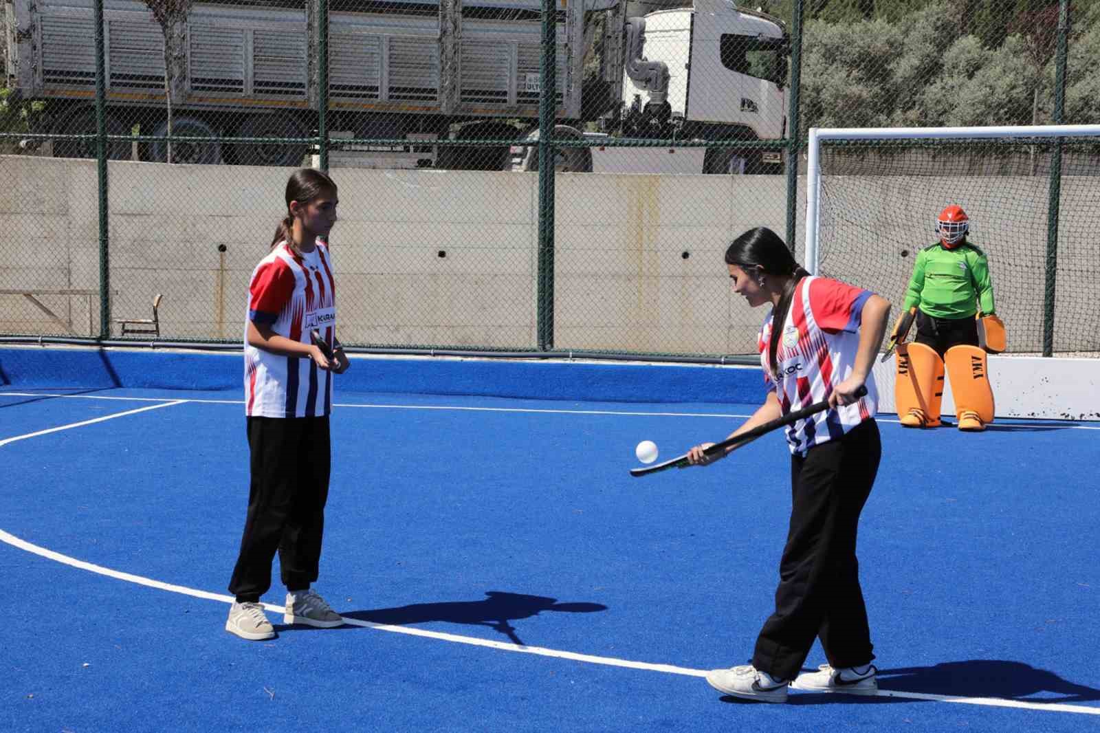 Boz&uuml;y&uuml;k &ccedil;im hokeyi sahasına kavuştu
