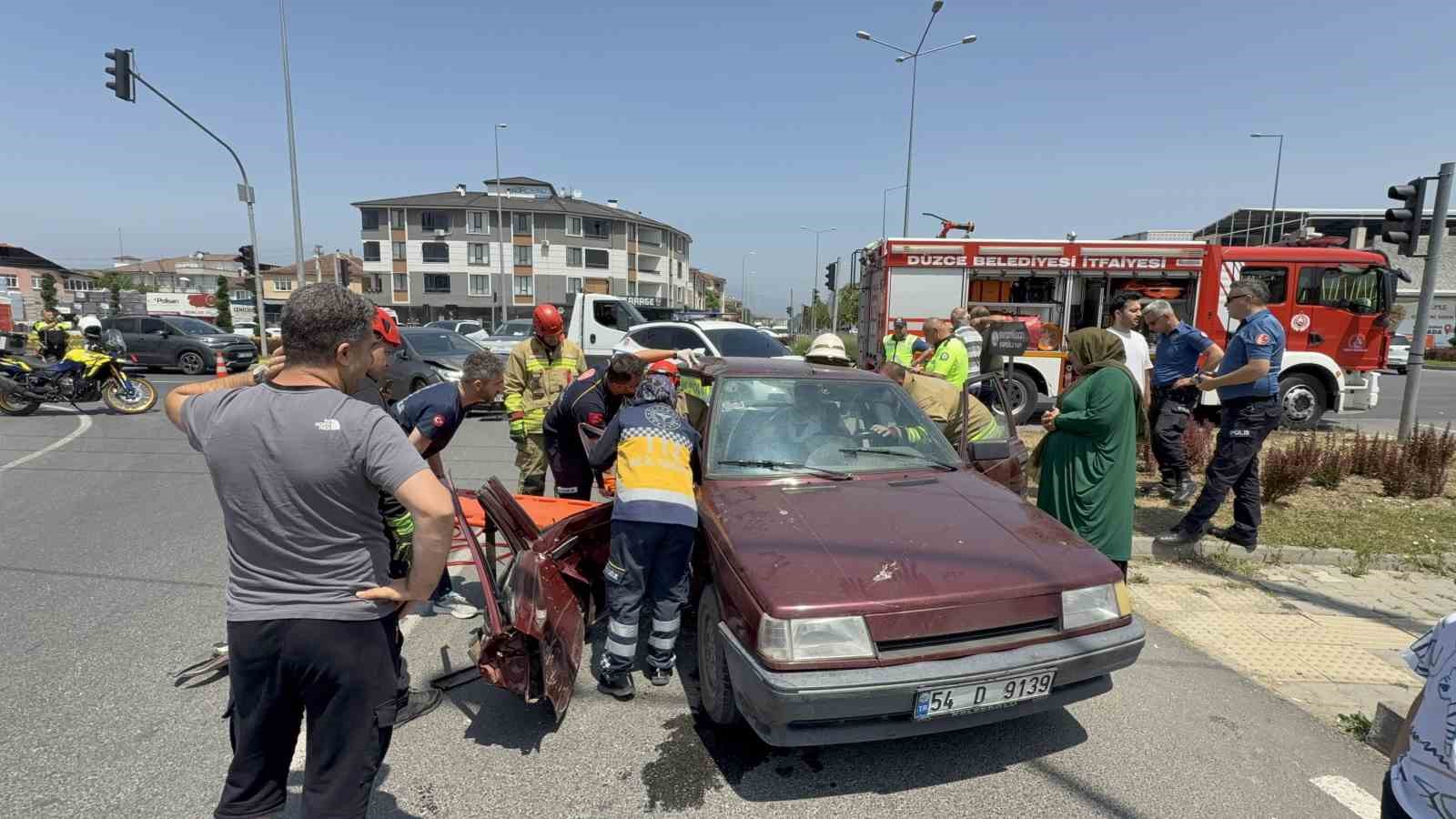 Düzce’de otomobiller çarpıştı, yolcu araçta sıkıştı: 3 yaralı