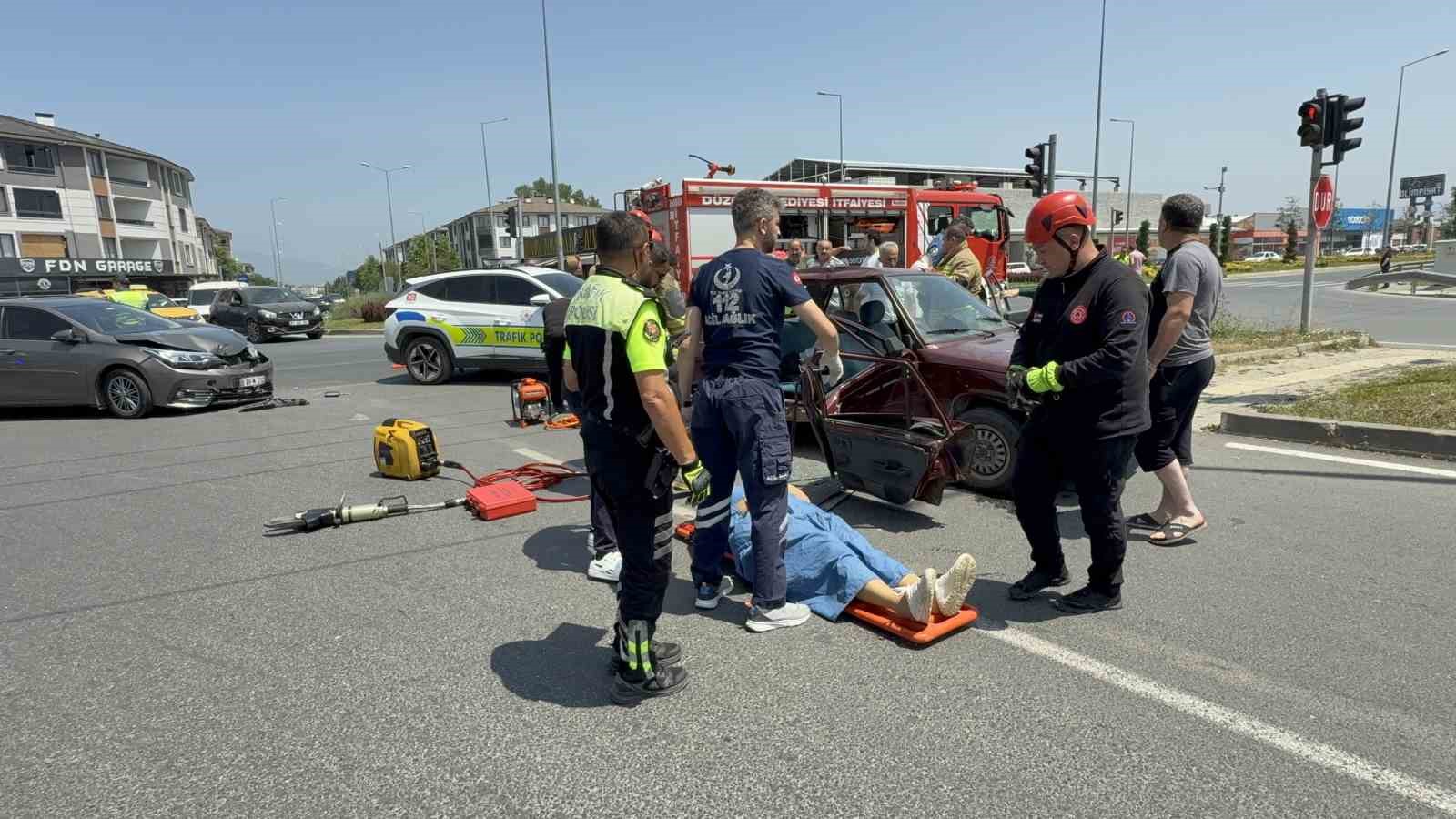 Düzce’de otomobiller çarpıştı, yolcu araçta sıkıştı: 3 yaralı