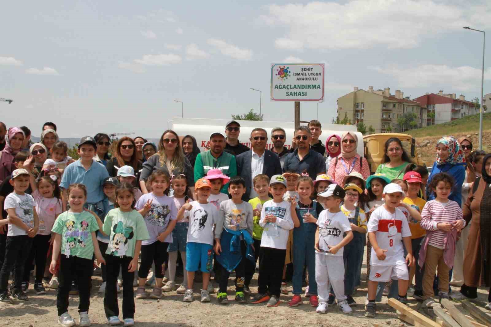 Anaokulu öğrencileri 500 fidan dikti