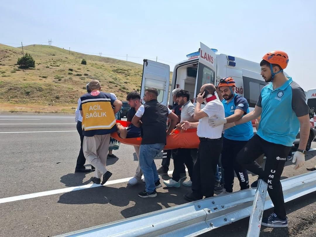 Bing&ouml;l&rsquo;de otomobil şarampole devrildi: 4 yaralı
