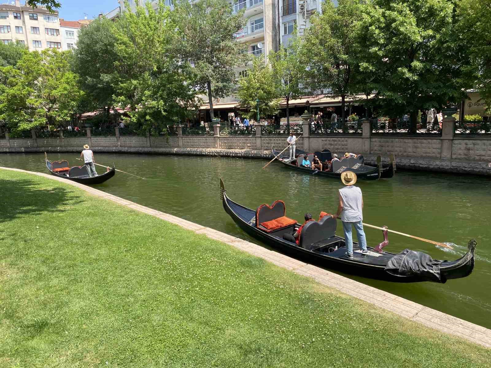 Bayramda Eskişehir’e gelen turistler gondol seferlerini yoğunlaştırdı
