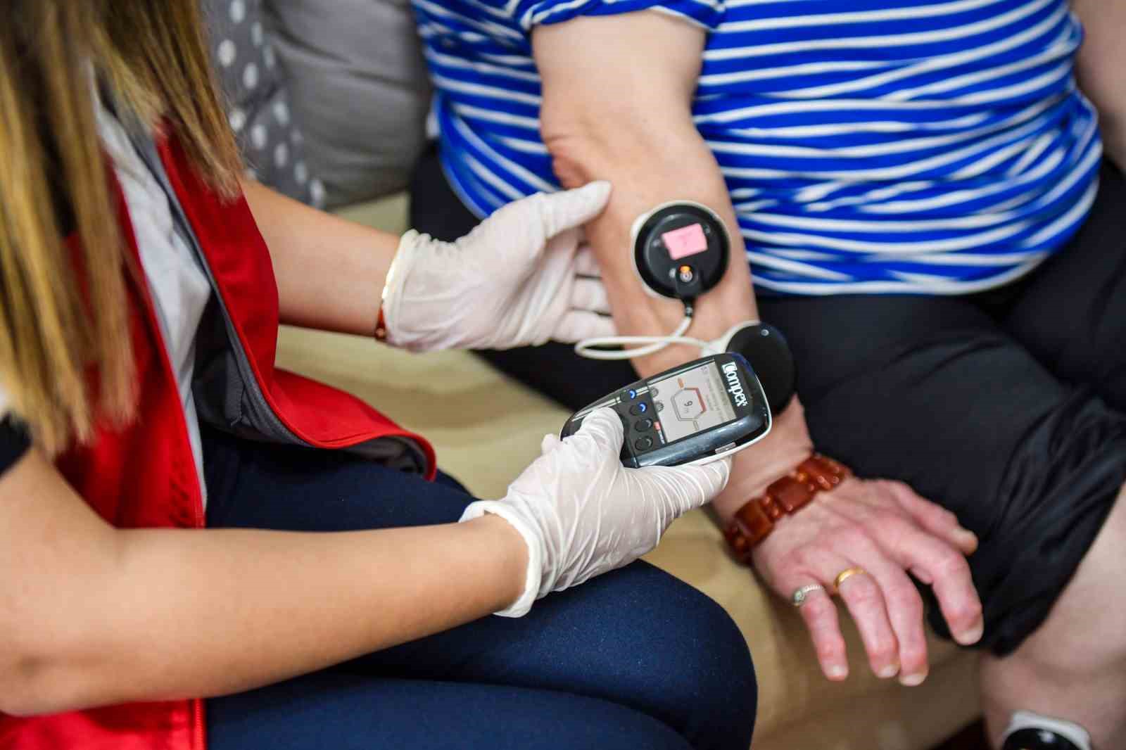 Esenyurt Belediyesi&rsquo;nden aldığı fizik tedavi hizmeti ile 30 yıl sonra koltuk değneğinden kurtuldu
