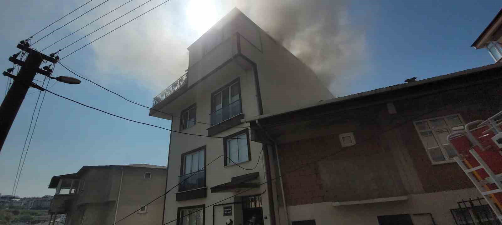 Gebze’de 3 katlı binanın çatısında çıkan yangın kontrol altına alındı