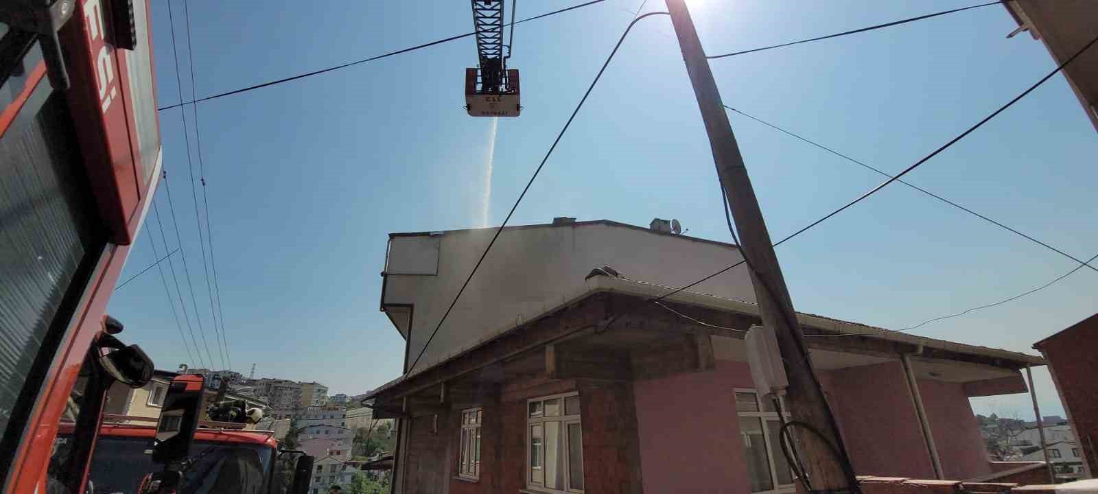 Gebze&rsquo;de 3 katlı binanın &ccedil;atısında &ccedil;ıkan yangın kontrol altına alındı
