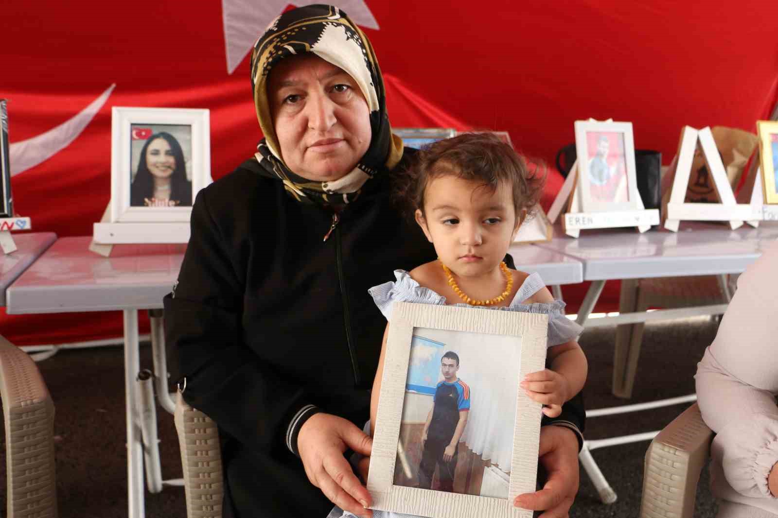 Diyarbakır anneleri bayramda da &ccedil;adırdan ayrılmadı, eylemlerine devam etti
