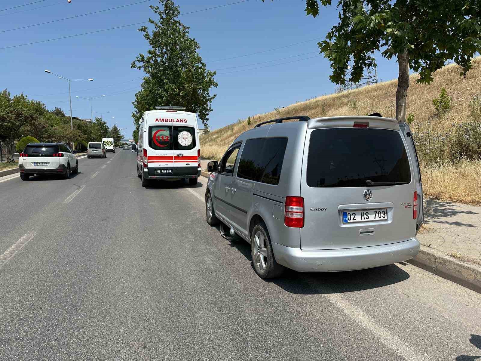 Hafif ticari ara&ccedil; ile otomobil &ccedil;arpıştı

