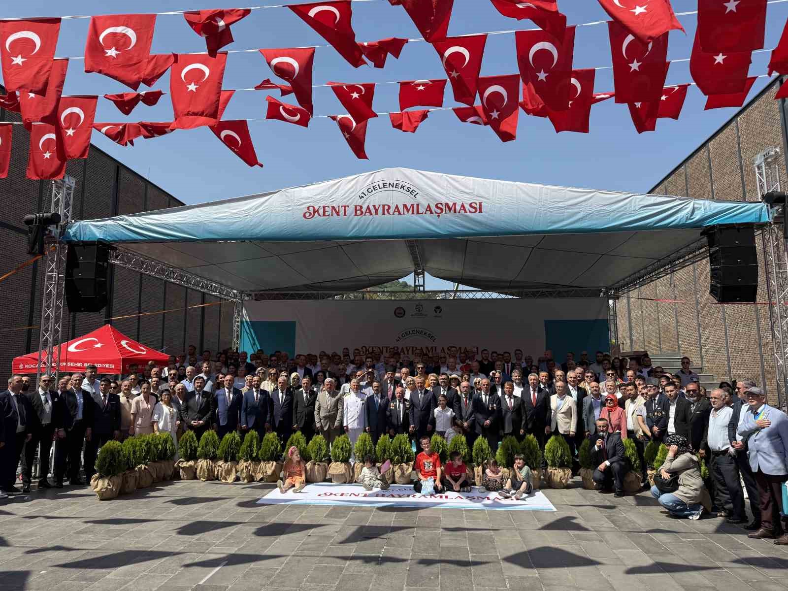 Bu bayramda gelenek bozulmadı: Kocaeli, 41. kez kucaklaştı