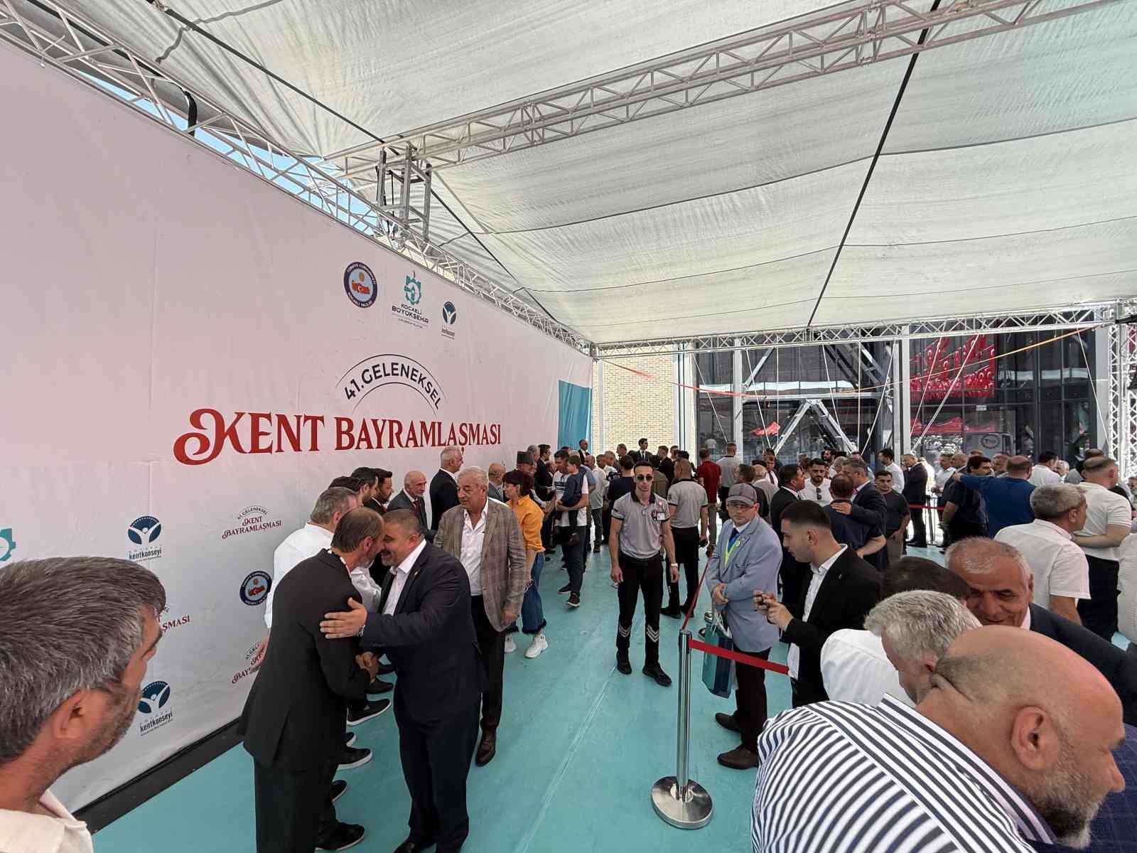 Bu bayramda gelenek bozulmadı: Kocaeli, 41. kez kucaklaştı
