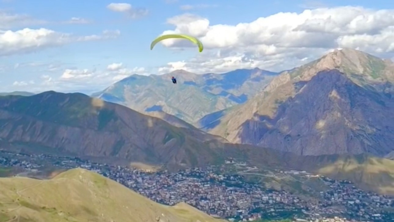 Yüksekova’nın gençleri gökyüzüyle buluşuyor: Yamaç paraşütüyle pilot olma hayali gerçek oldu