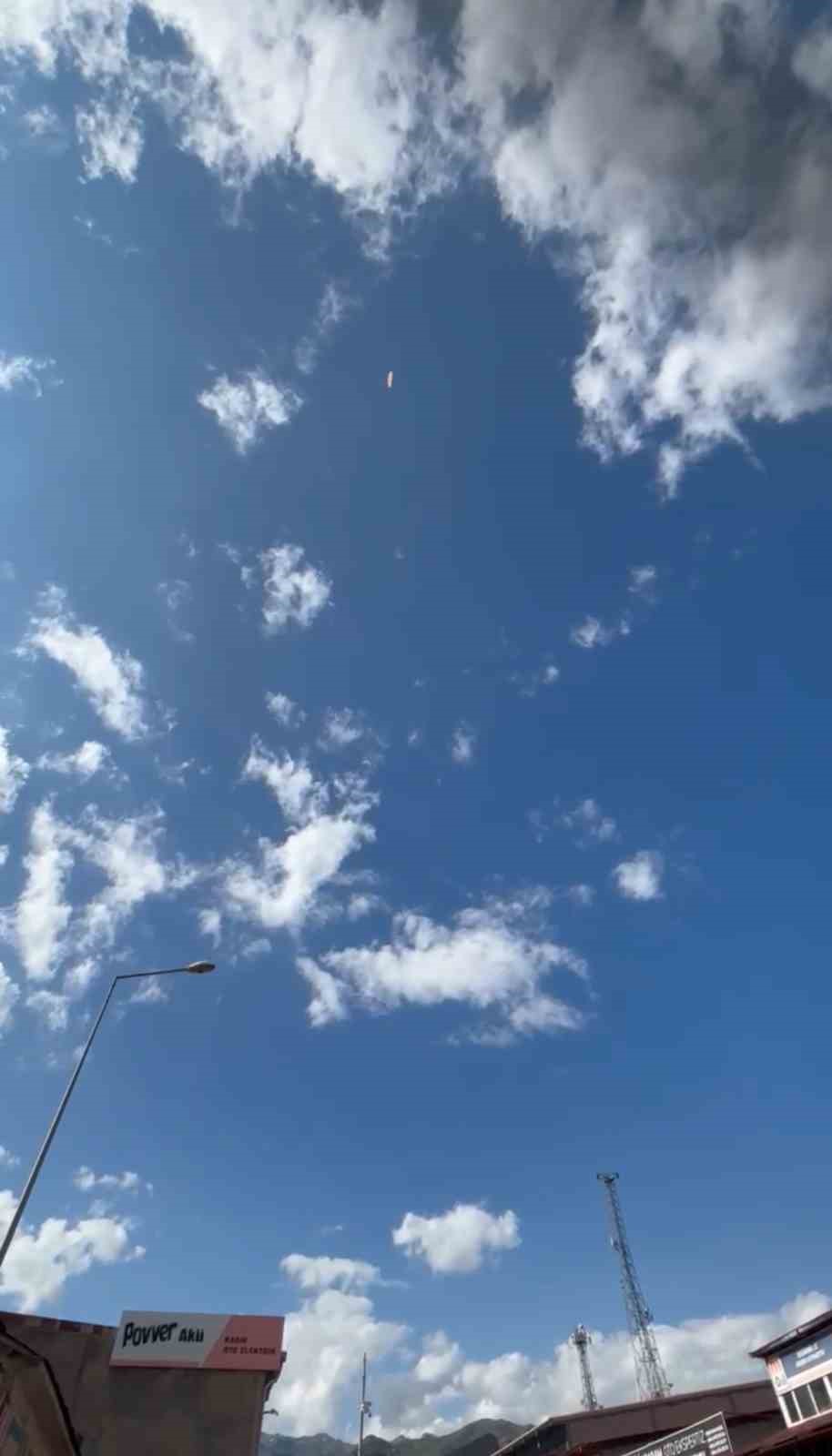 Y&uuml;ksekova&rsquo;nın gen&ccedil;leri g&ouml;ky&uuml;z&uuml;yle buluşuyor: Yama&ccedil; paraş&uuml;t&uuml;yle pilot olma hayali ger&ccedil;ek oldu
