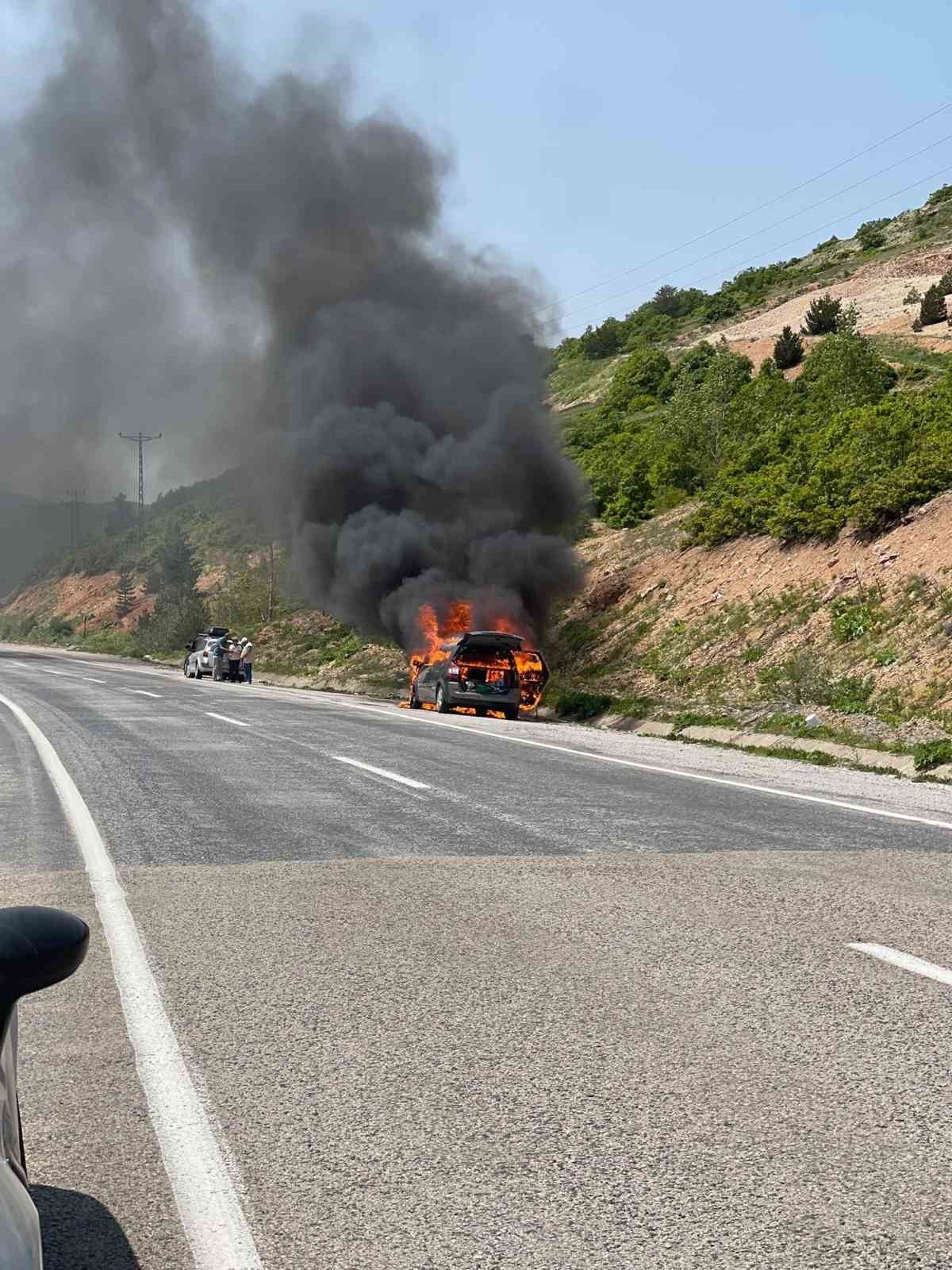 Sivas&rsquo;ta seyir halindeki otomobil alev aldı, faciadan d&ouml;n&uuml;ld&uuml;
