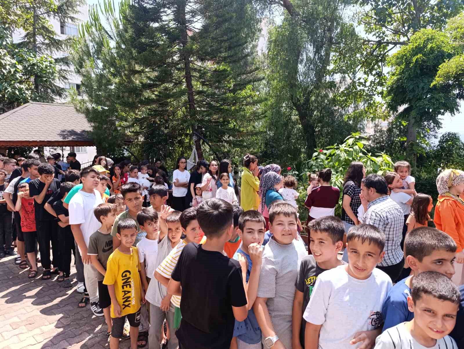 Adanalı çiftin bayram geleneği sürüyor: Yüzlerce çocuğa harçlık verdiler 