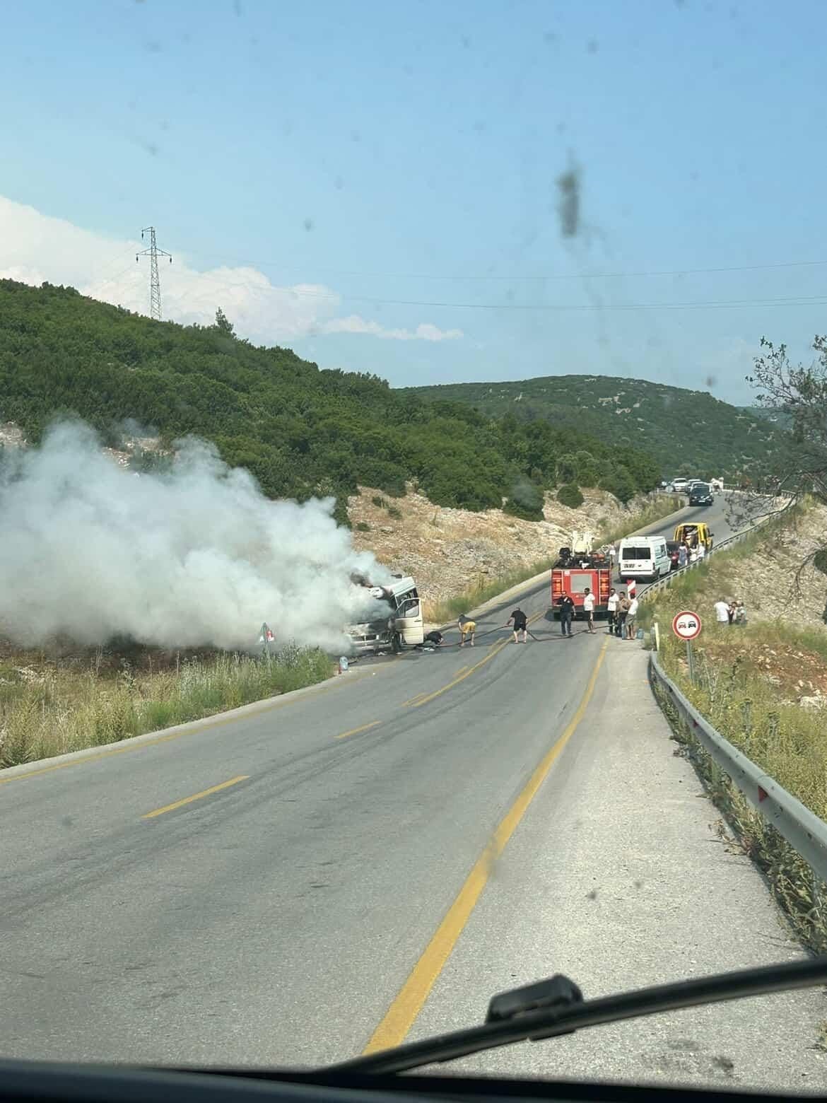 Yerkesik yolunda seyir halindeki minib&uuml;ste yangın paniği
