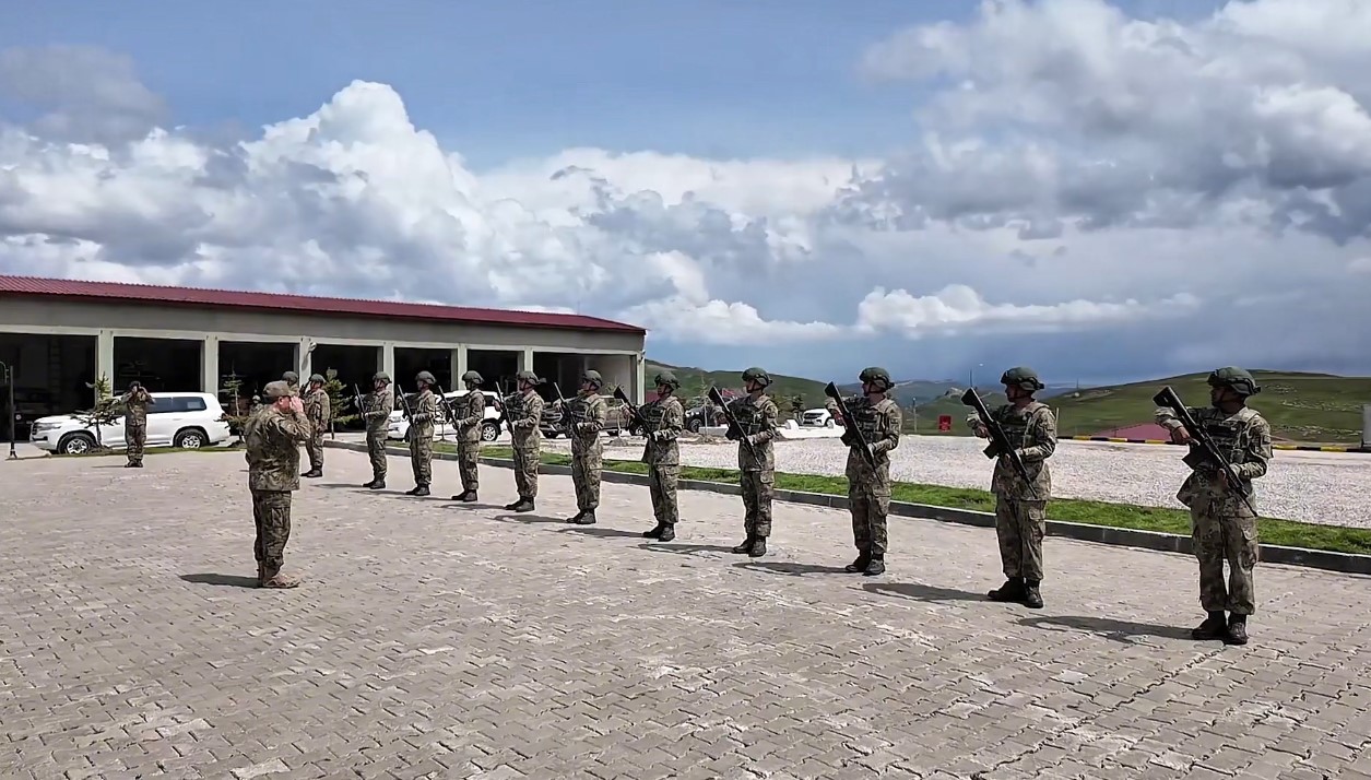 Kara Kuvvetleri Komutanı Bayraktaroğlu, Iğdır’daki Mehmetçikle bayramlaştı
