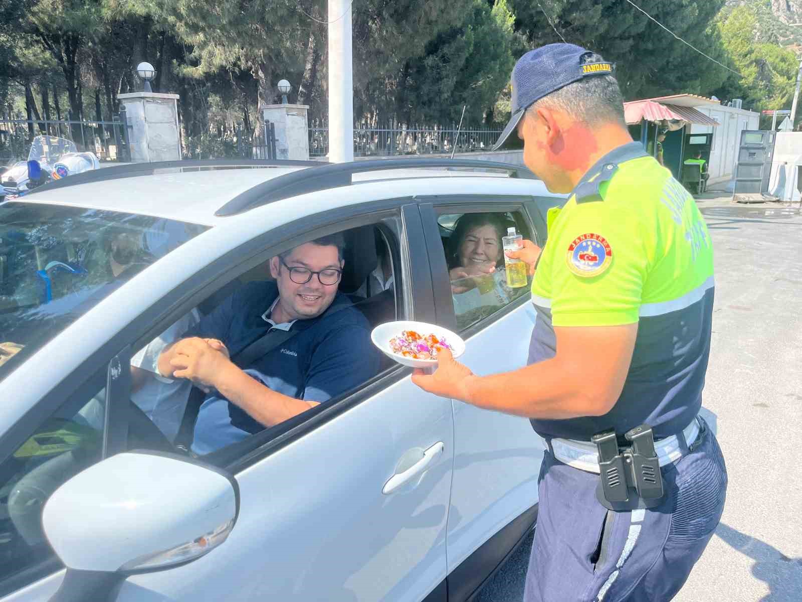 Trafik kazalarına karşı jandarma ekipleri sürücüleri uyardı