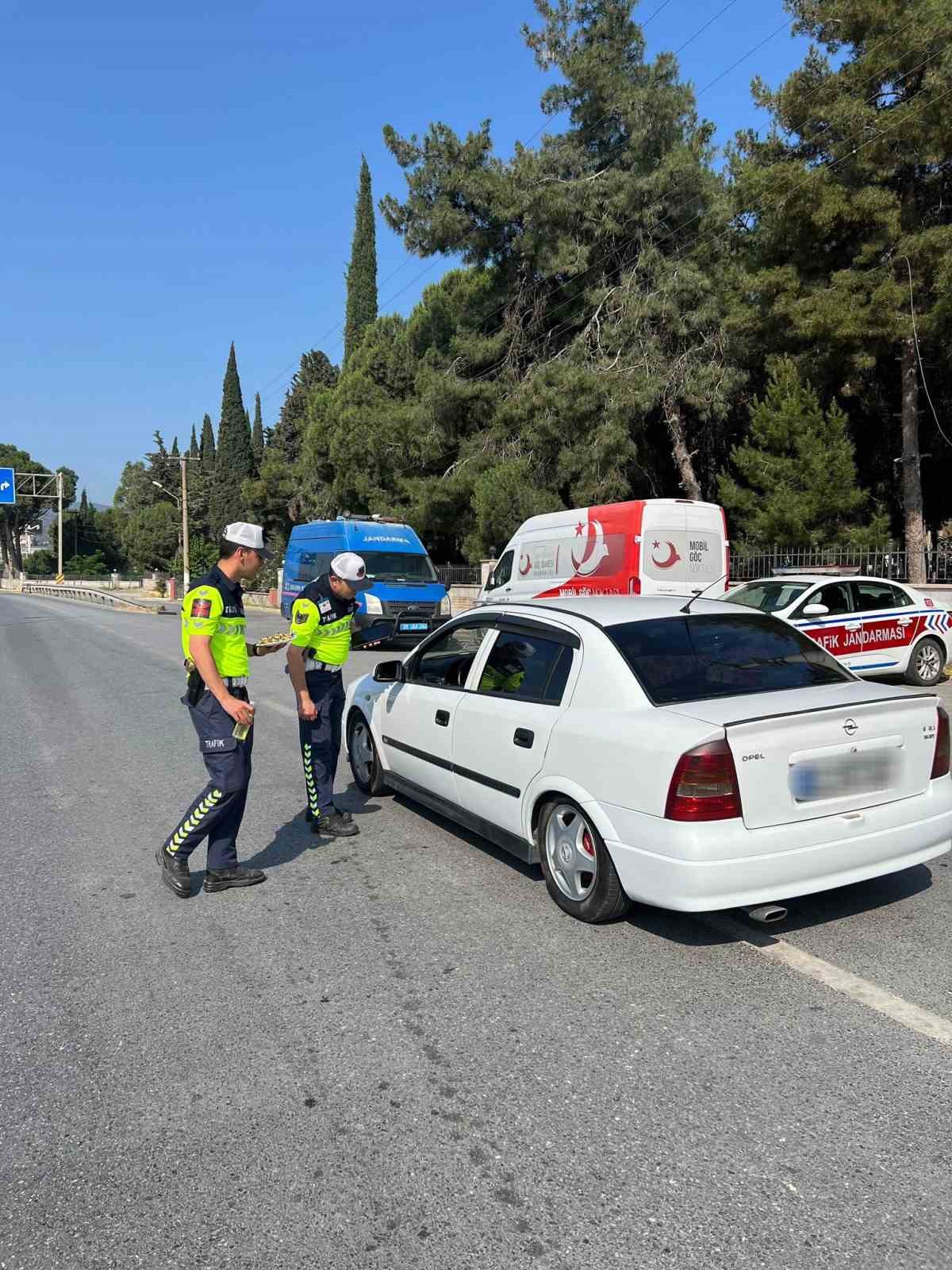 Trafik kazalarına karşı jandarma ekipleri s&uuml;r&uuml;c&uuml;leri uyardı
