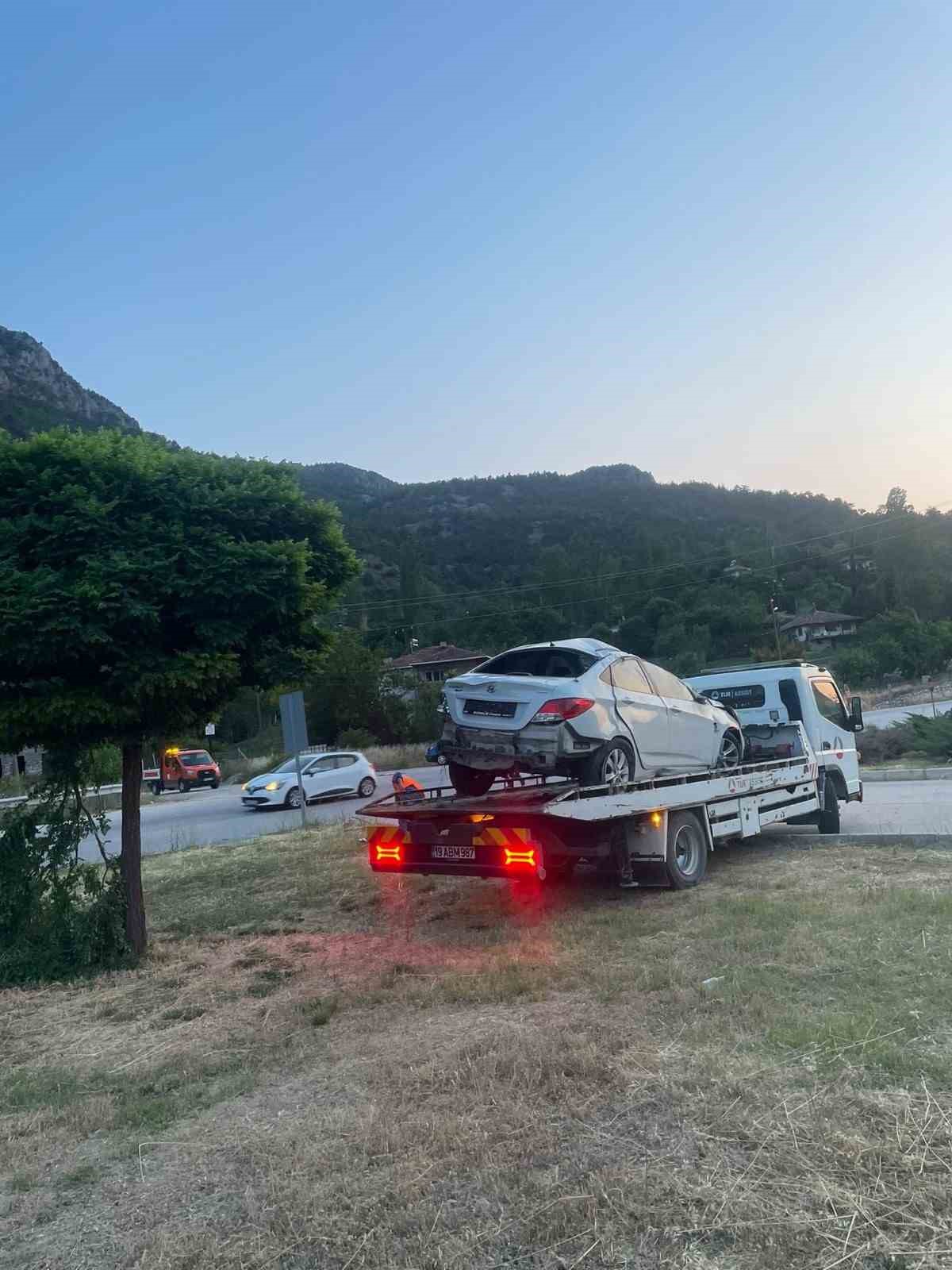 &Ccedil;orum&rsquo;da iki otomobil &ccedil;arpıştı: 2 yaralı
