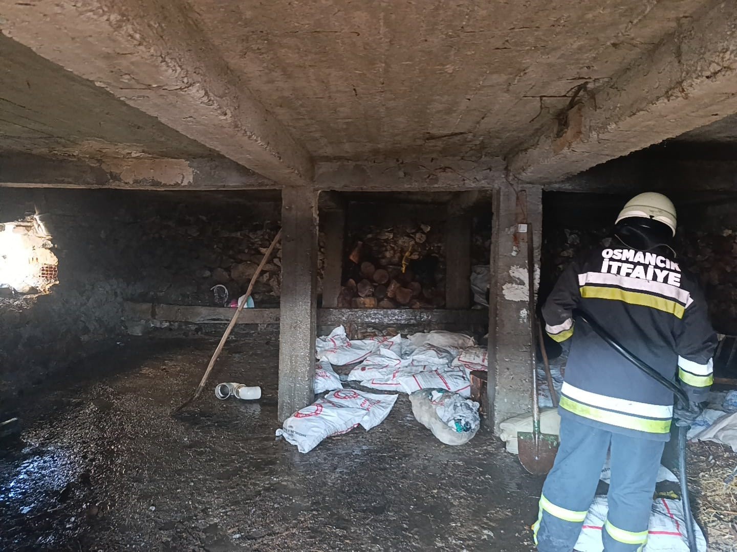 Evin bodrumunda &ccedil;ıkan yangın b&uuml;y&uuml;meden s&ouml;nd&uuml;r&uuml;ld&uuml;
