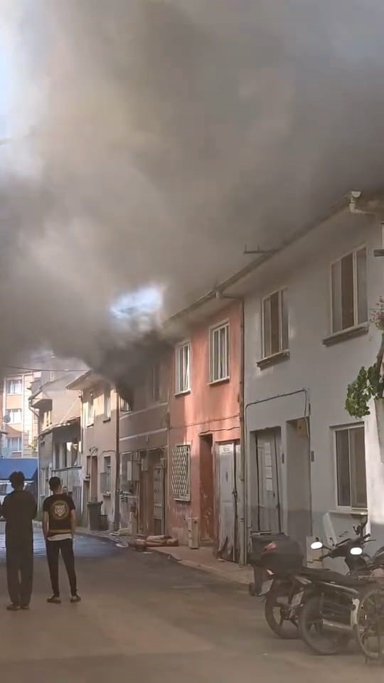 Bursa’da bir daire alevlere teslim oldu