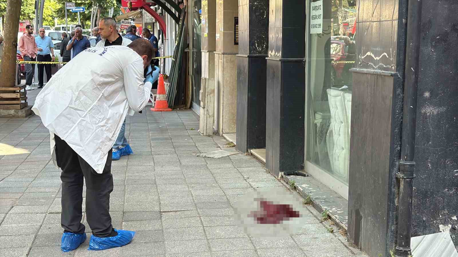 Caddede başından vuruldu, hastanede hayatını kaybetti