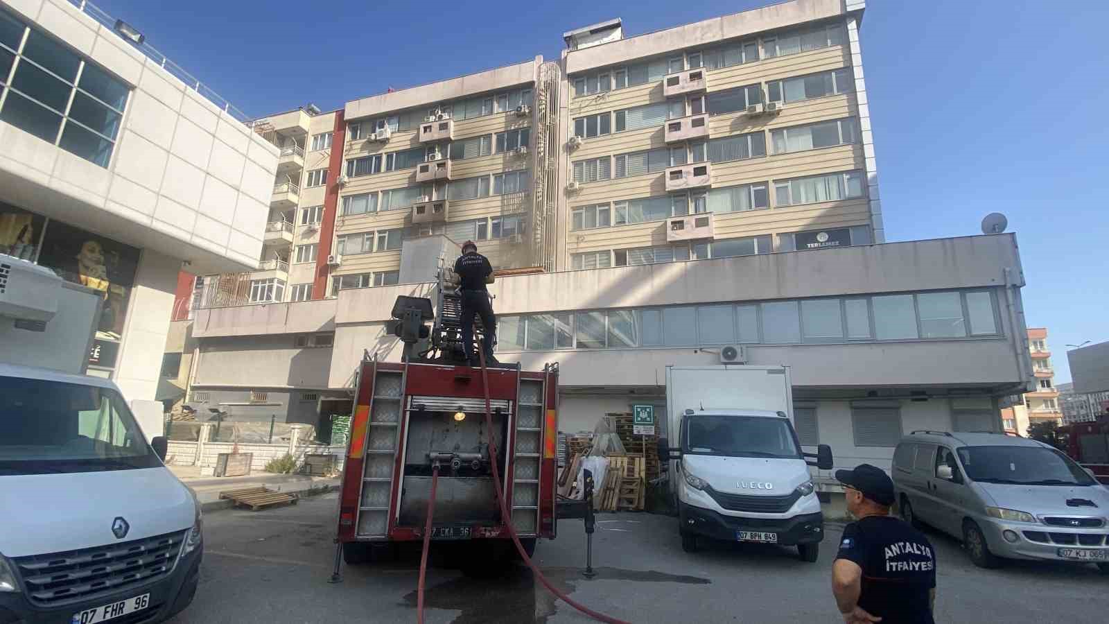 Antalya’da iş merkezinde çıkan yangın korkuttu